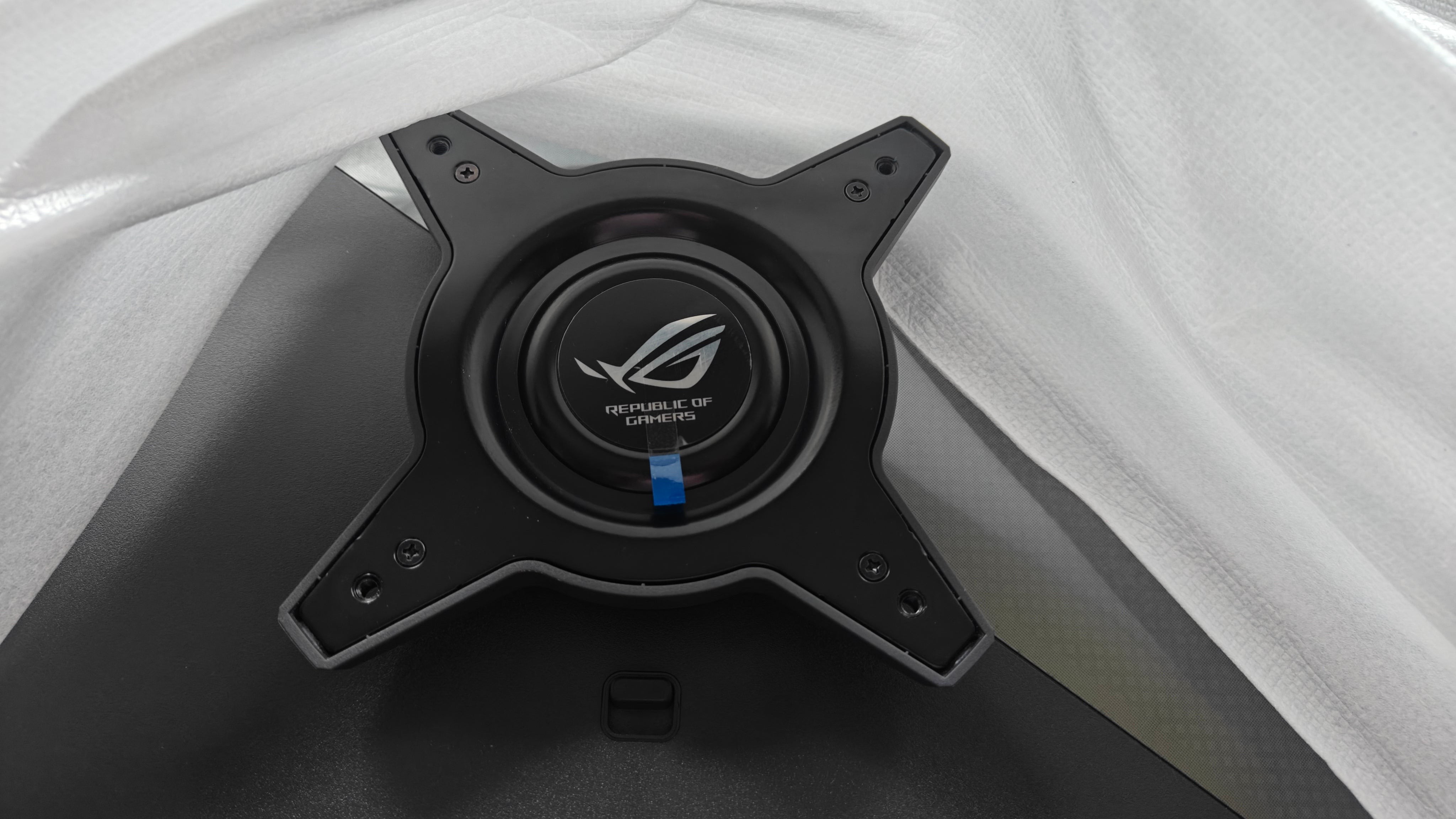 Bộ chuyển đổi VESA 100x100 tiện lợi đi kèm Asus ROG Swift PG32UCDM