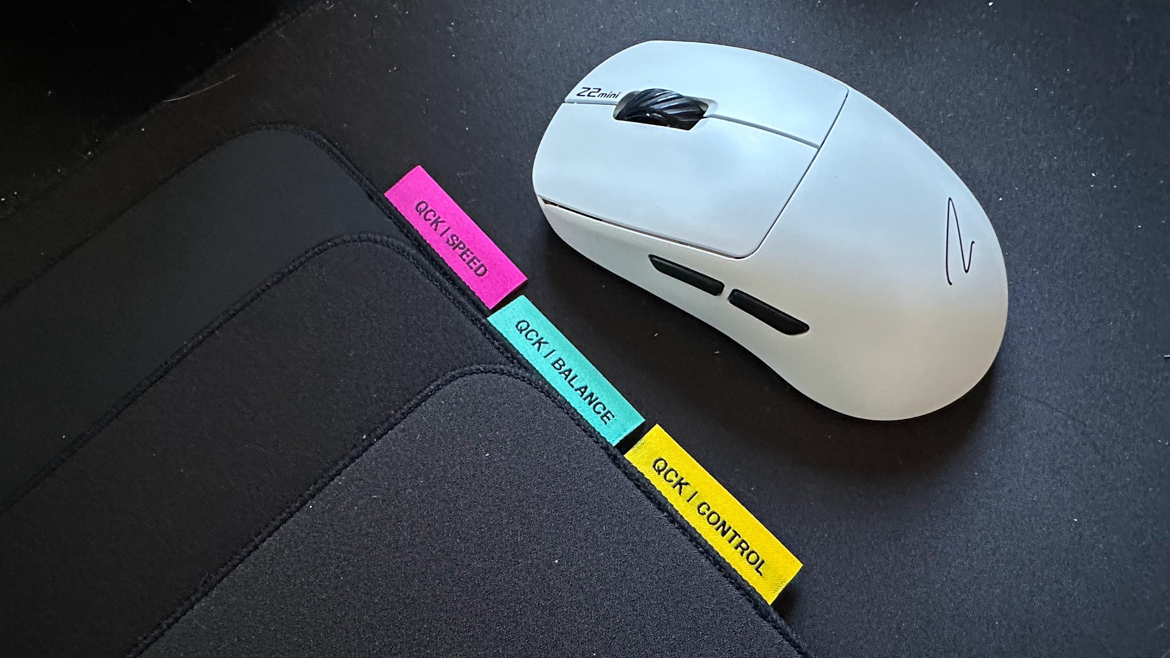 Cận cảnh bề mặt các loại lót chuột SteelSeries QcK Performance và chuột Zaopin Z2 Mini