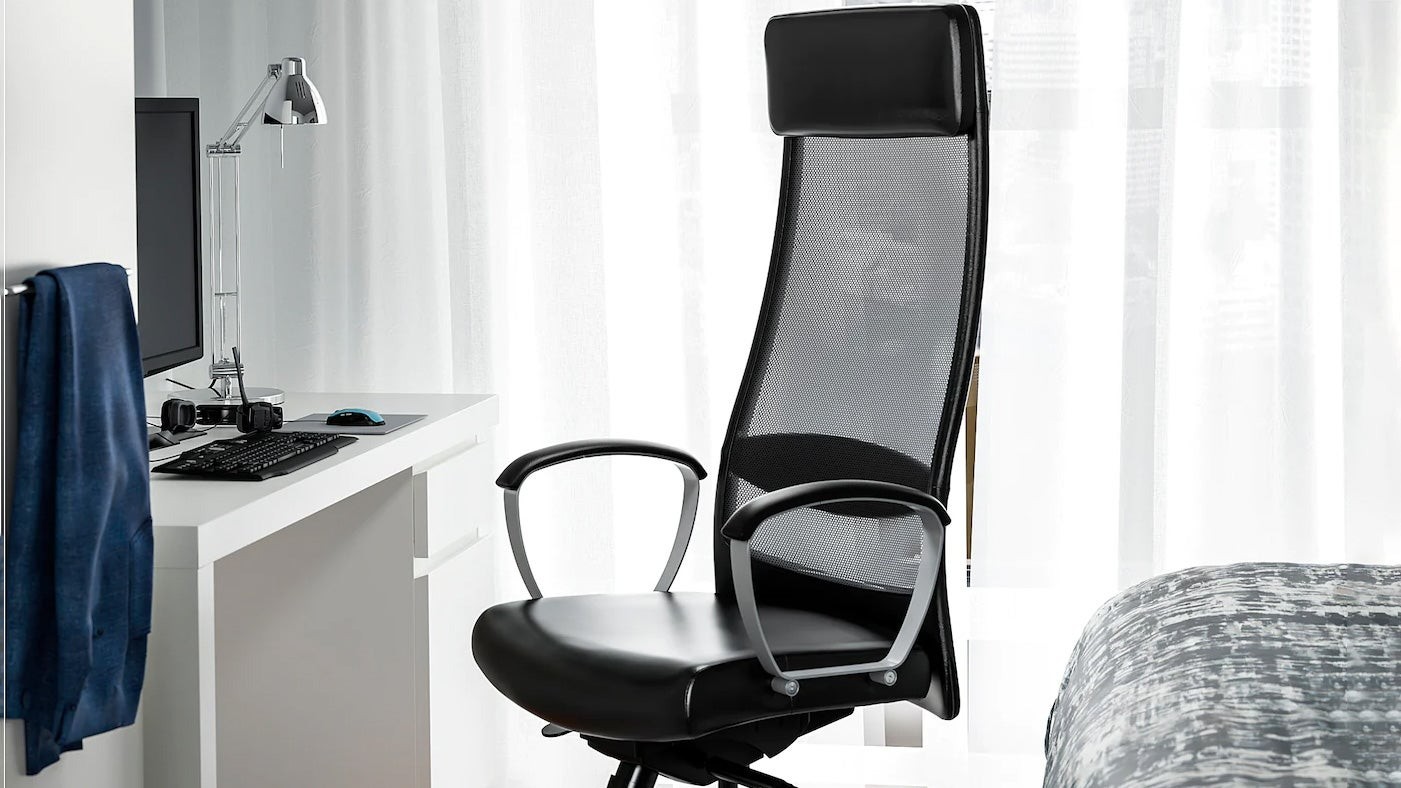 Ghế văn phòng IKEA Markus với lưng lưới màu xám đậm thoáng khí