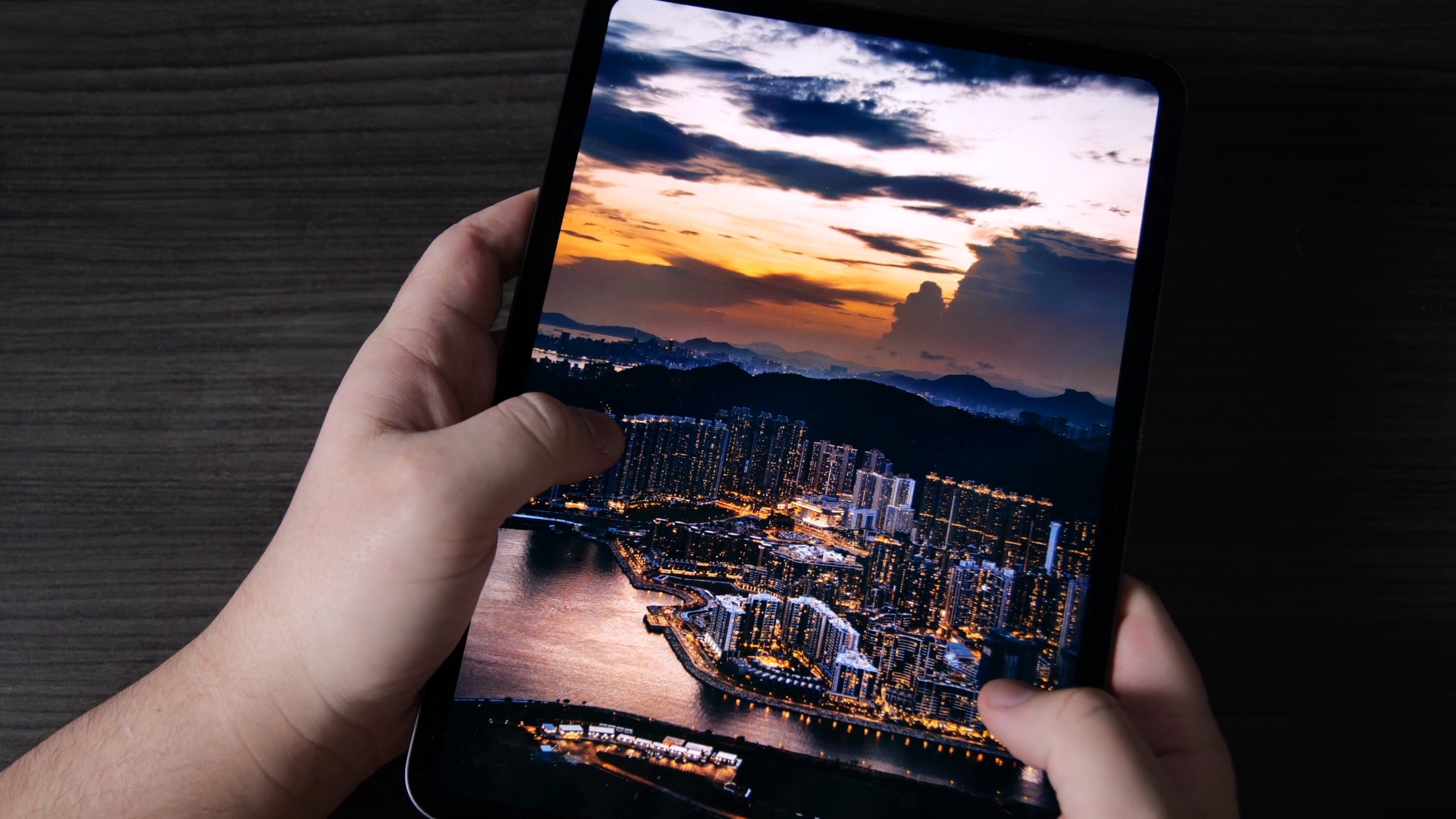 Màn hình Tandem OLED kép siêu sáng trên iPad Pro M4 hiển thị màu sắc sống động