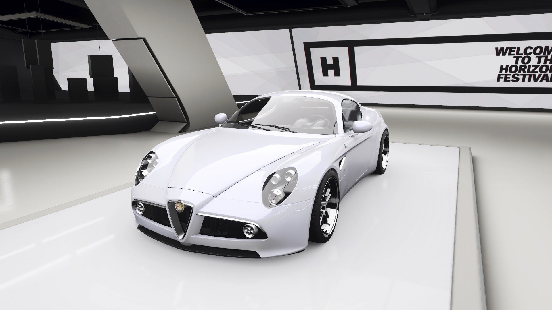 Alfa Romeo 8C Forza Edition màu đỏ đang chạy trên đường đua ven biển Forza Horizon 4