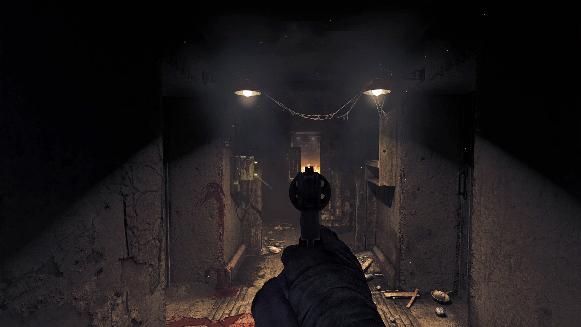 Amnesia: The Bunker: Người chơi nhắm súng xuống hành lang nhắm vào sinh vật không thấy.