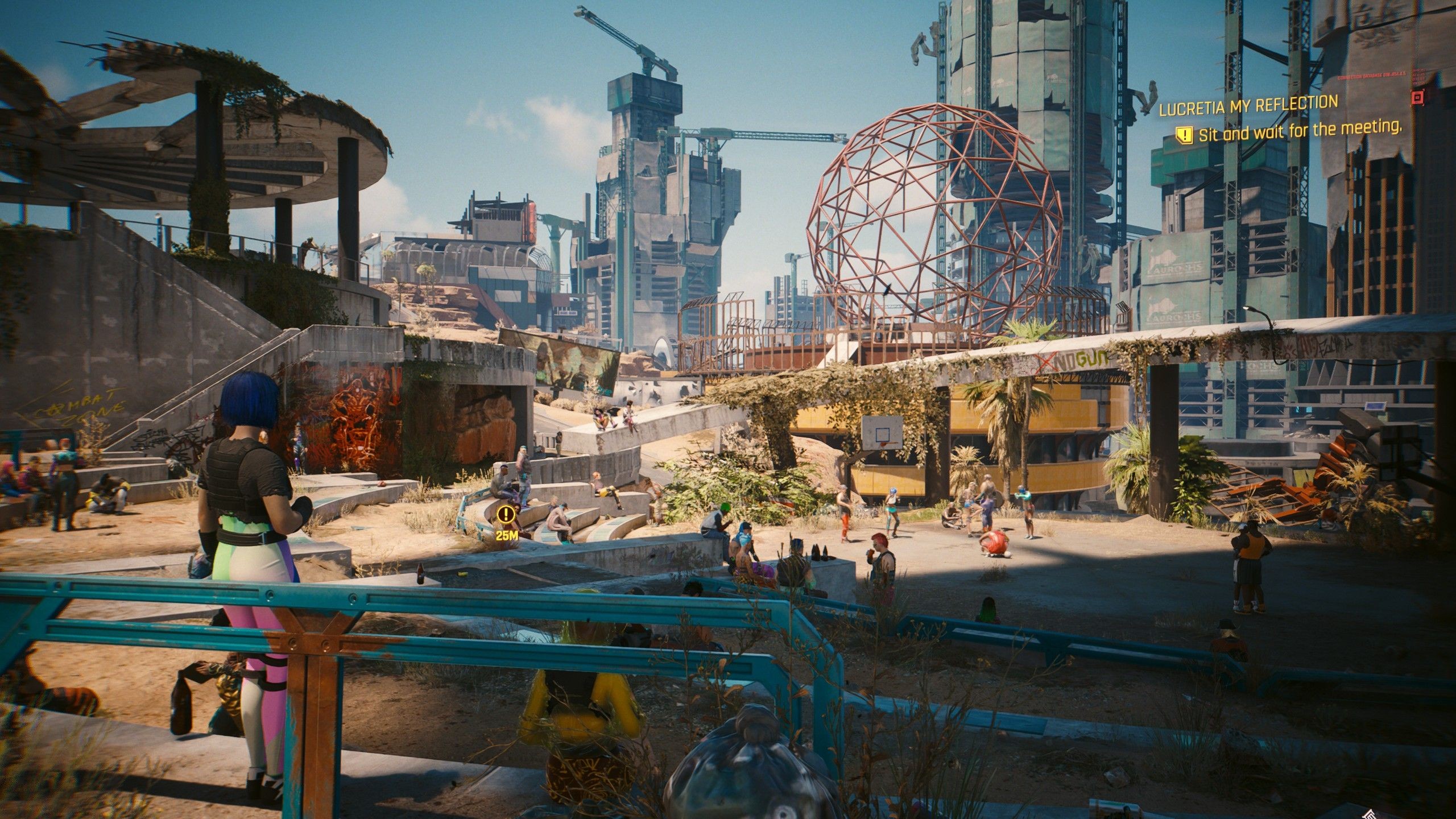 Ảnh chụp màn hình Cyberpunk 2077 Phantom Liberty cho thấy một khu vực đông đúc, nắng chói trong khu vực mới của Dogtown