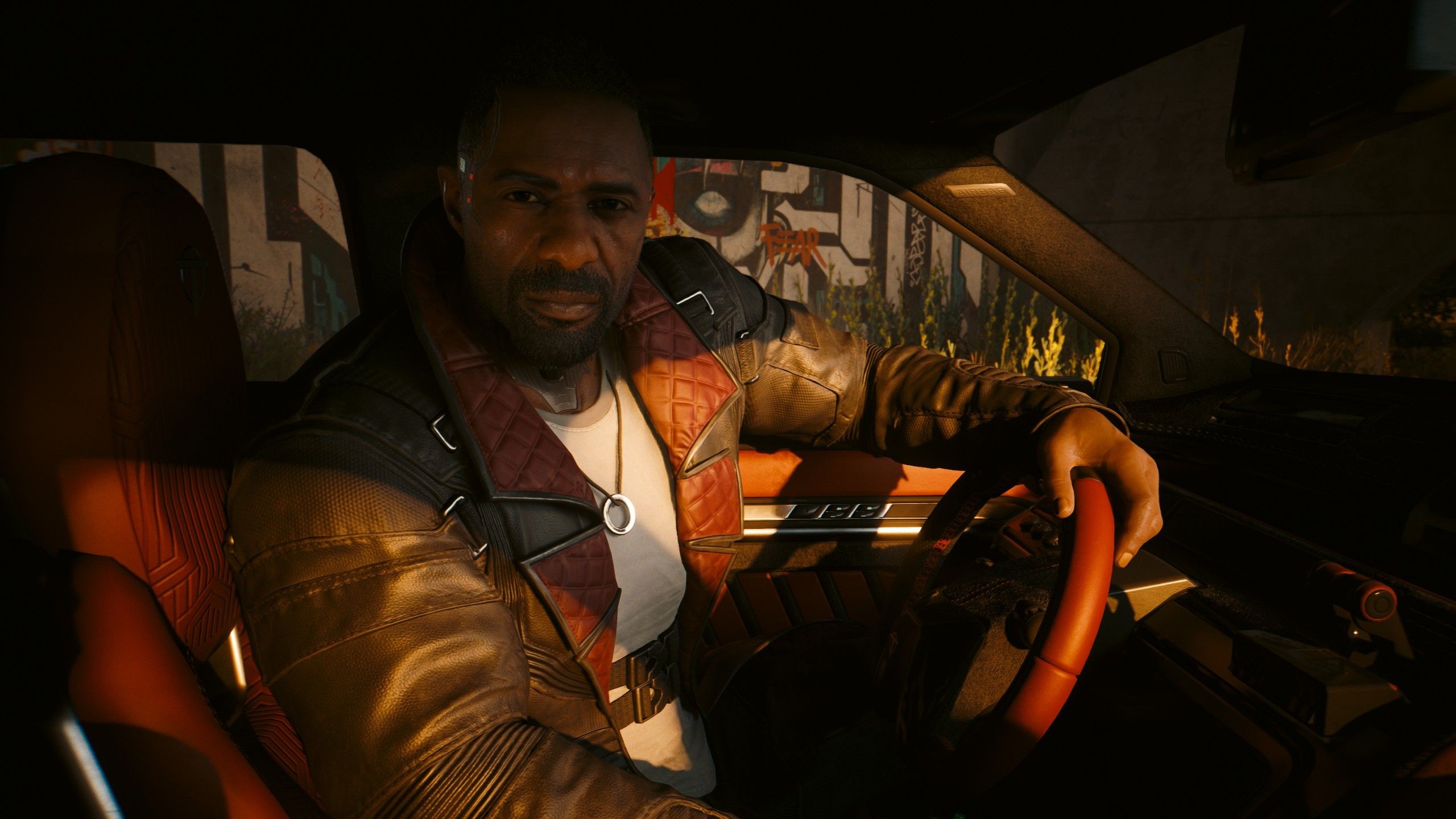 Ảnh chụp màn hình Cyberpunk 2077 Phantom Liberty trong xe nói chuyện với nhân vật Solomon Reed do Idris Elba thủ vai
