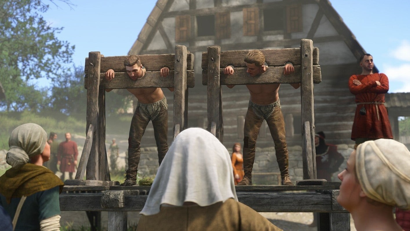 Ảnh chụp từ Kingdom Come Deliverance 2 cho thấy hai người đàn ông không mặc áo trong cũi