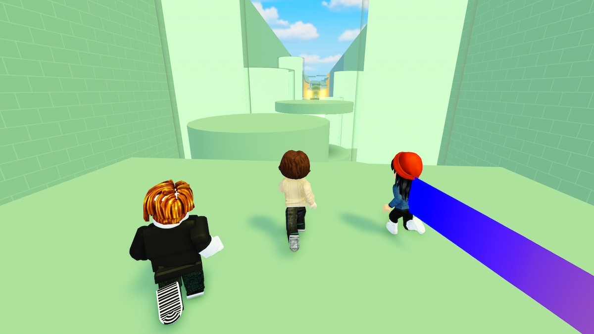 Ba avatar đang chạy trên đường đua parkour màu xanh lá trong Roblox Parkour Run!