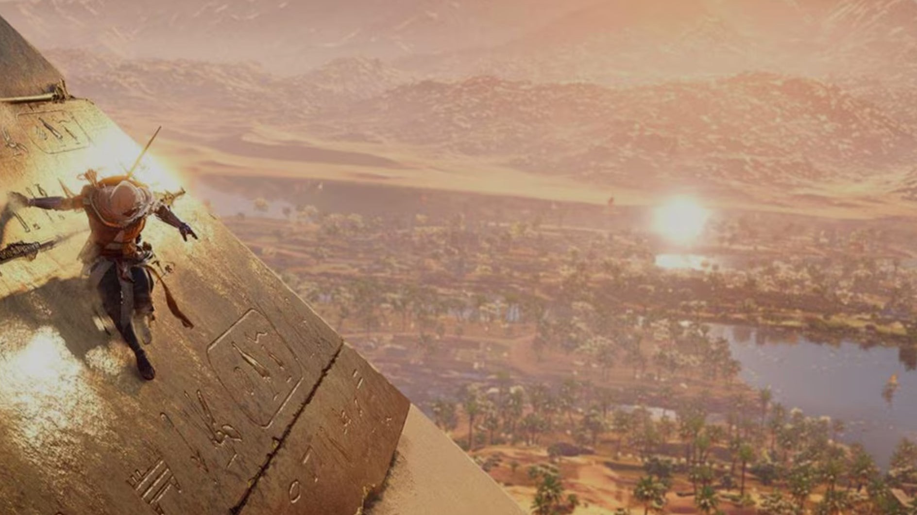 Bayek trượt xuống kim tự tháp ở Ai Cập trong Assassin's Creed Origins