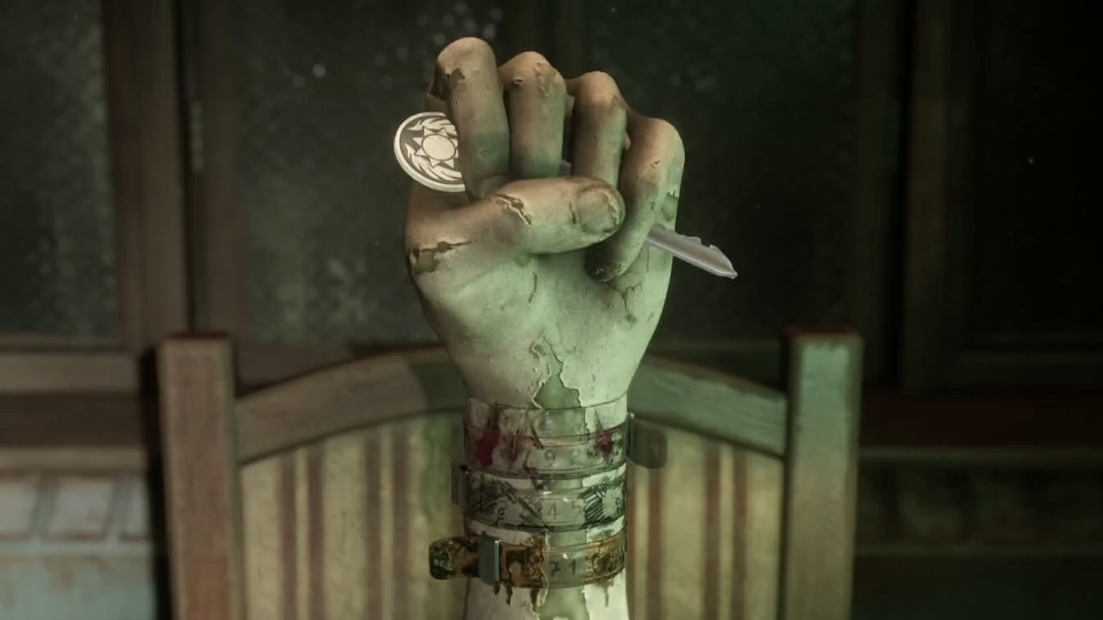Bức tượng tay cầm chìa khóa với ba vòng đeo tay y tế trong Silent Hill 2