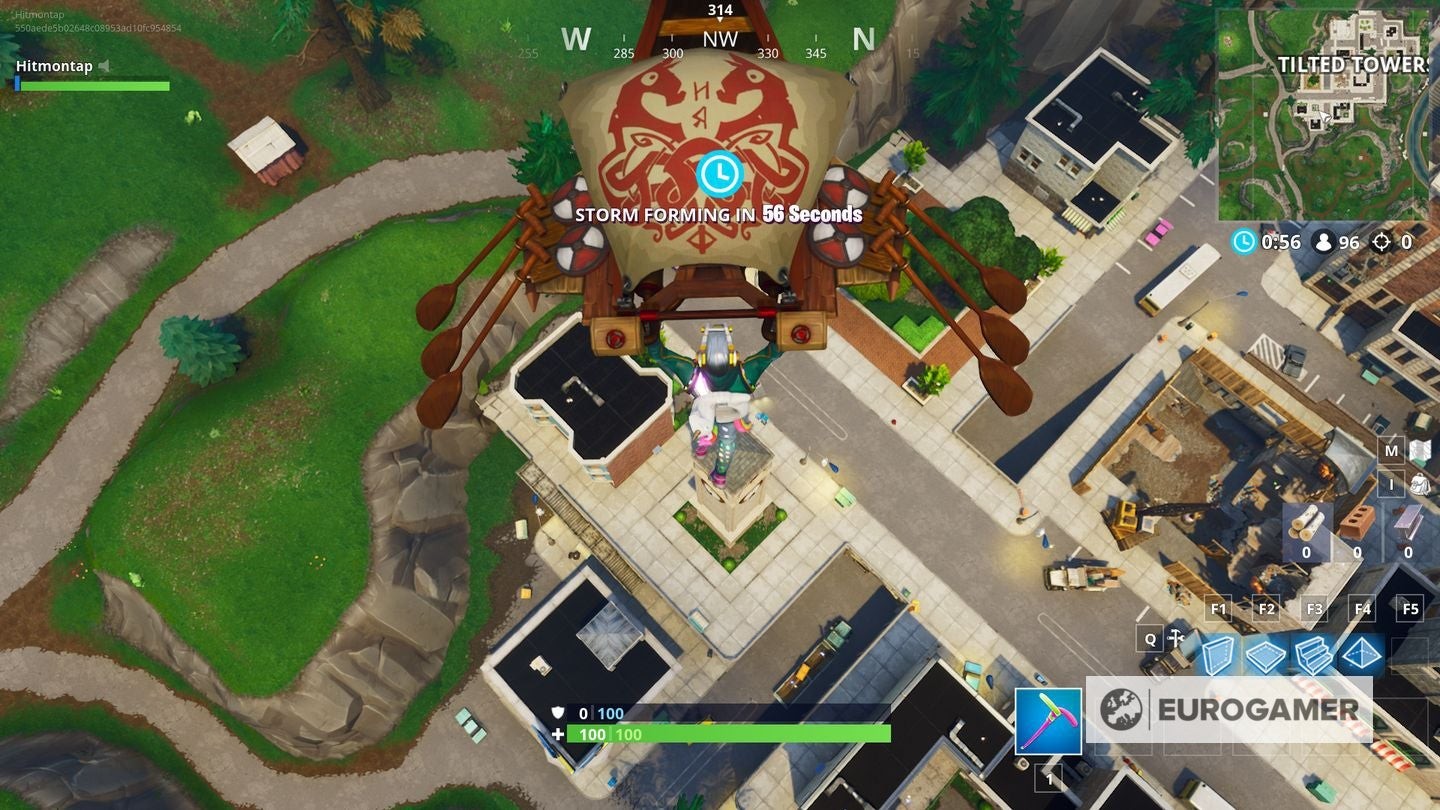 Cận cảnh nóc Tháp Đồng Hồ tại Tilted Towers trong Fortnite