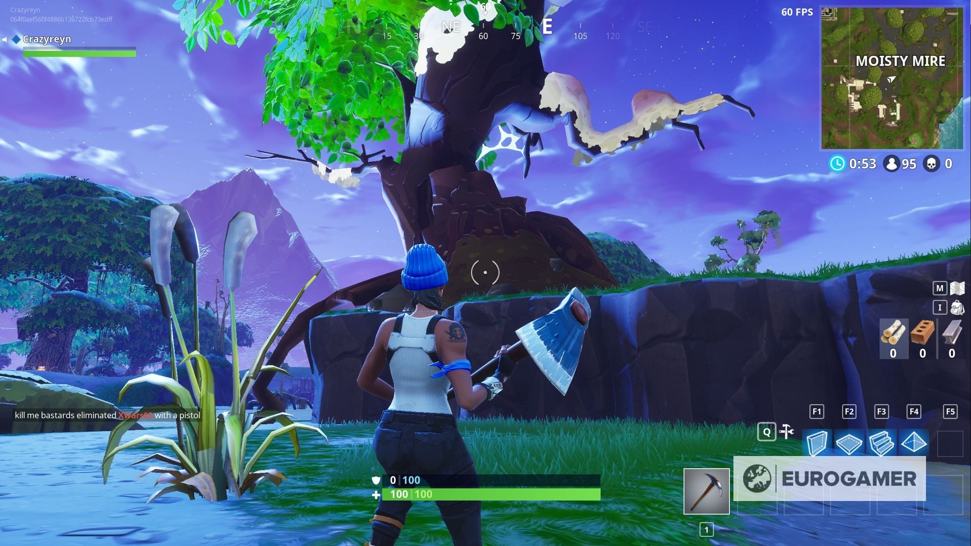 Cận cảnh vị trí kho báu ẩn trong Fortnite gần vách đá và cây lớn ở Moisty Mire