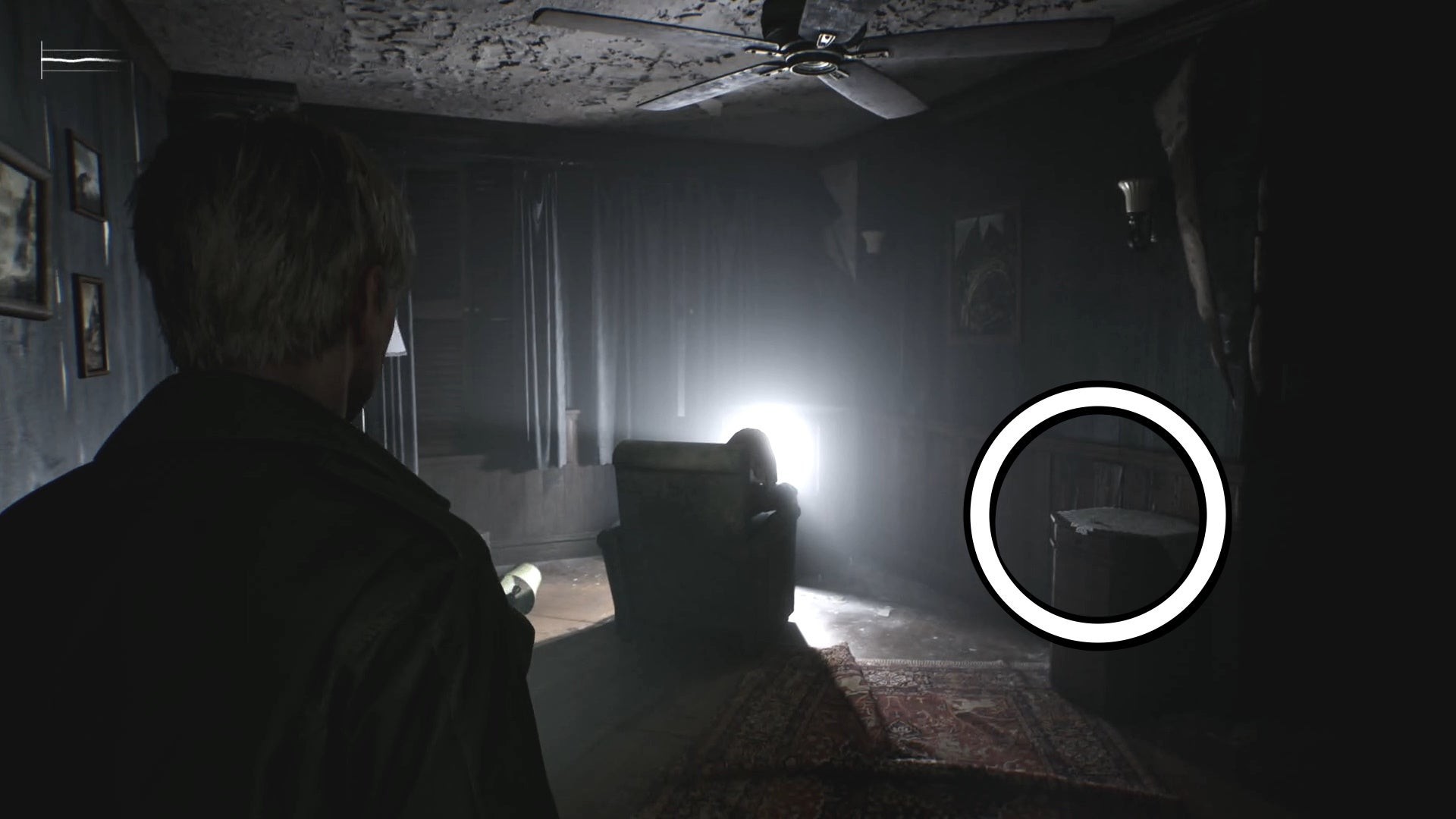 Chìa khóa Căn hộ 212 nằm trên bàn cạnh người đang xem TV sáng chói trong Silent Hill 2