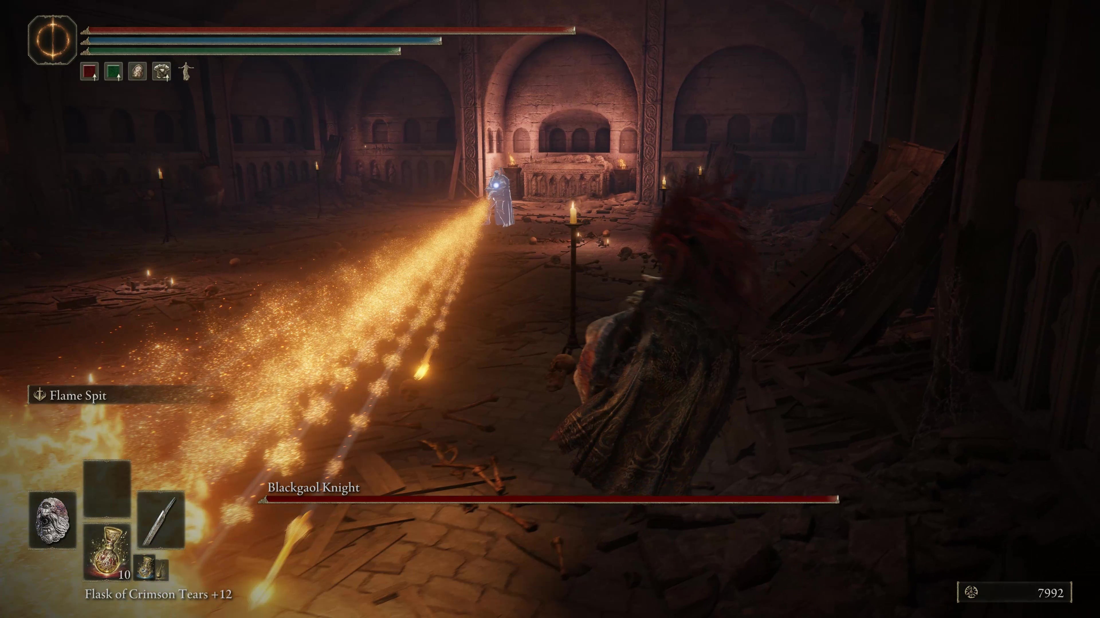 Chiến binh né tránh mũi tên lửa từ Blackgaol Knight trong Shadow of the Erdtree