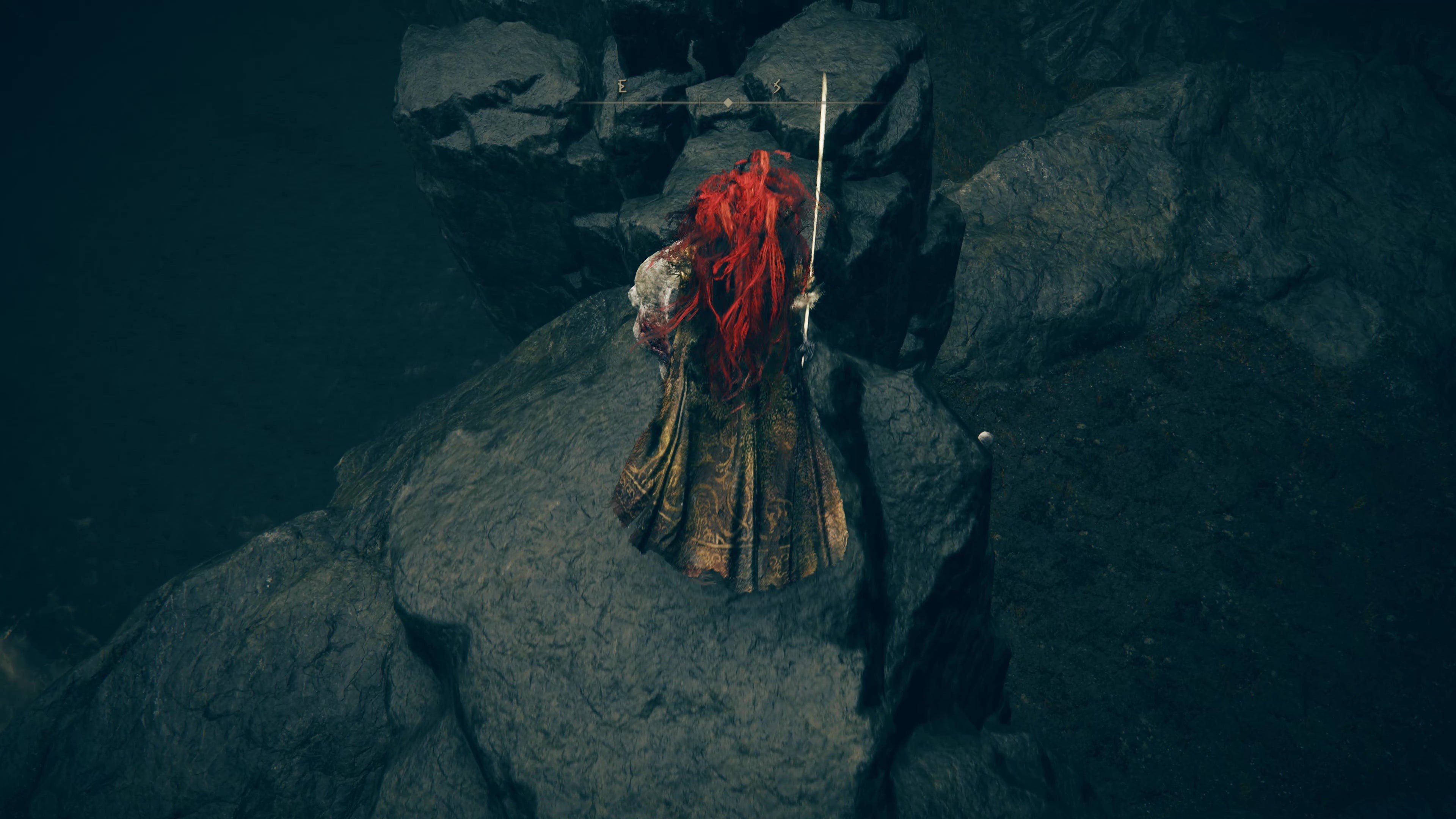 Chiến binh Tarnished cẩn thận di chuyển xuống các gờ đá gần thác nước trên đường đến Cerulean Coast trong Elden Ring Shadow of the Erdtree.