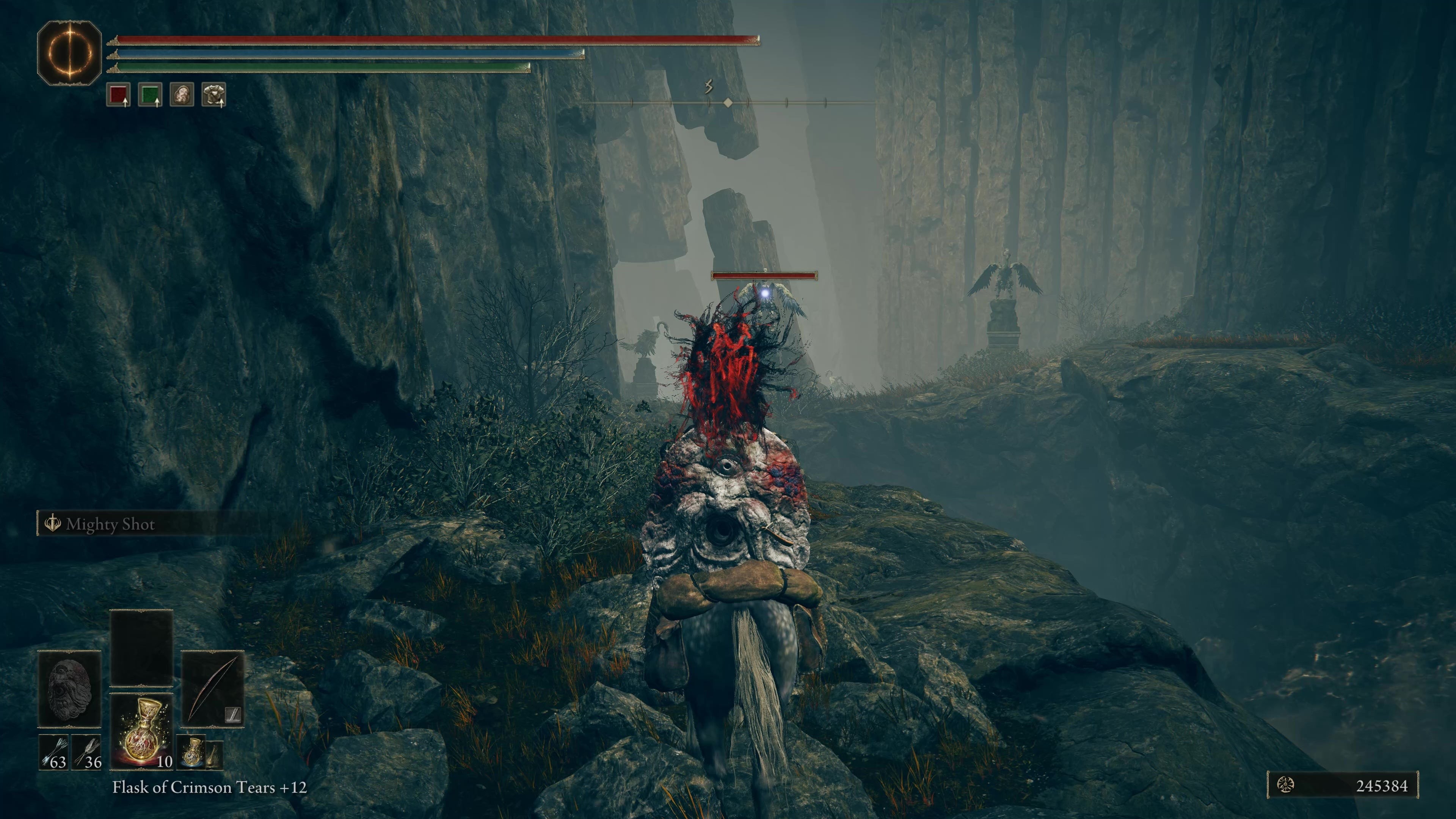 Chiến binh Tarnished cưỡi Torrent đi qua một lối đi hẹp ven sông sau khi vượt qua khu vực thác nước, tiến gần hơn đến Cerulean Coast trong Elden Ring Shadow of the Erdtree.