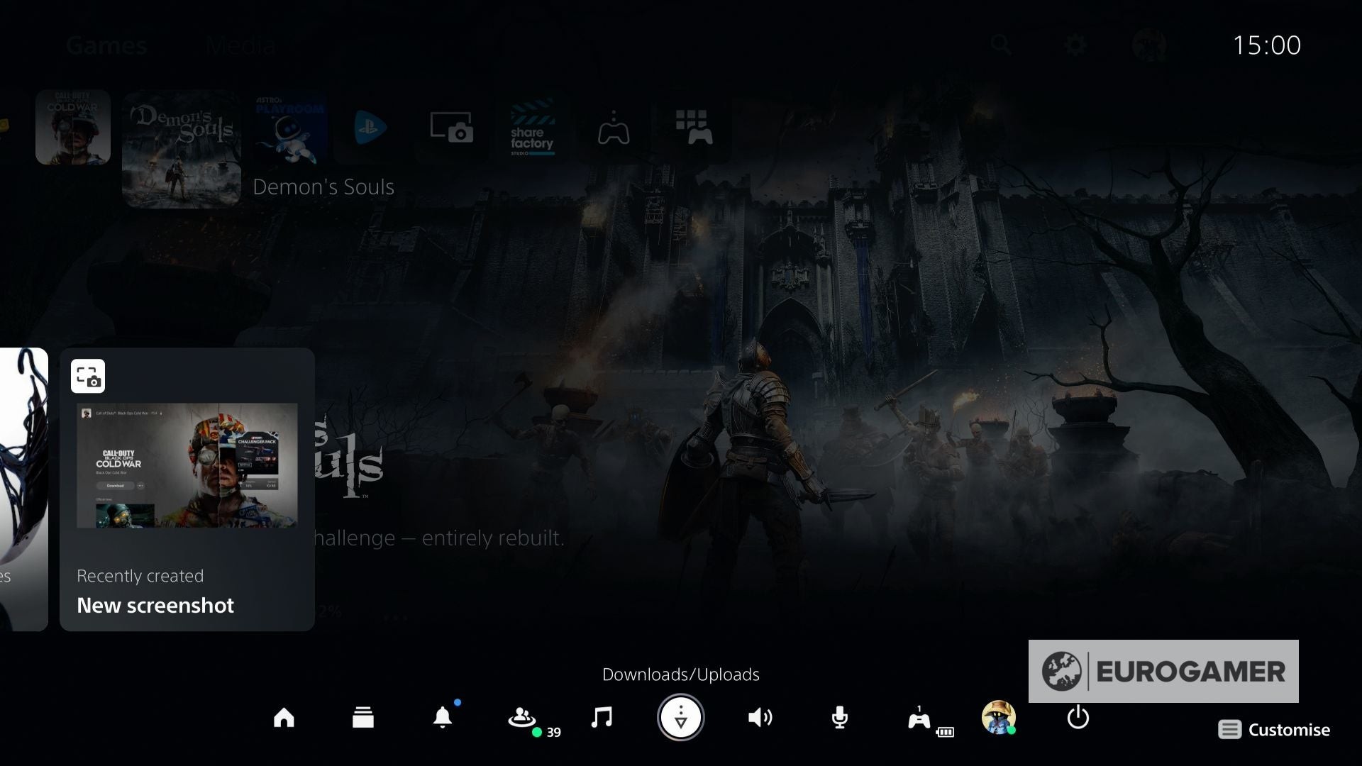 Control Centre PS5 hiển thị biểu tượng hàng chờ tải xuống (Downloads/Uploads).