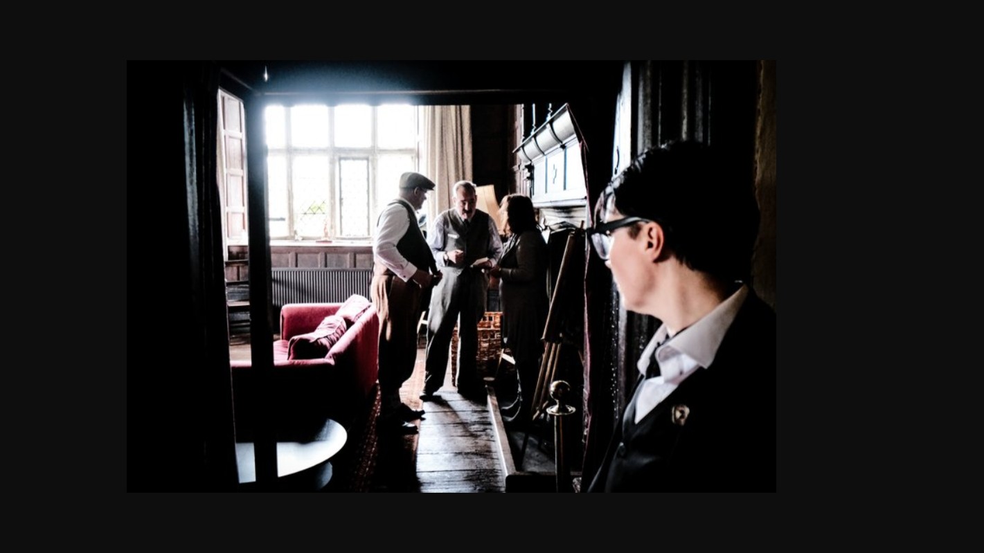 Dee lén lút theo dõi các nhân vật khác trong Key of Dreams