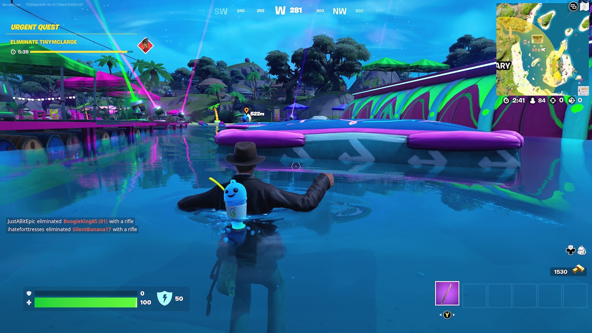Đệm Rơi Fortnite trôi nổi trên mặt nước gần các sàn nhảy phía bắc hòn đảo