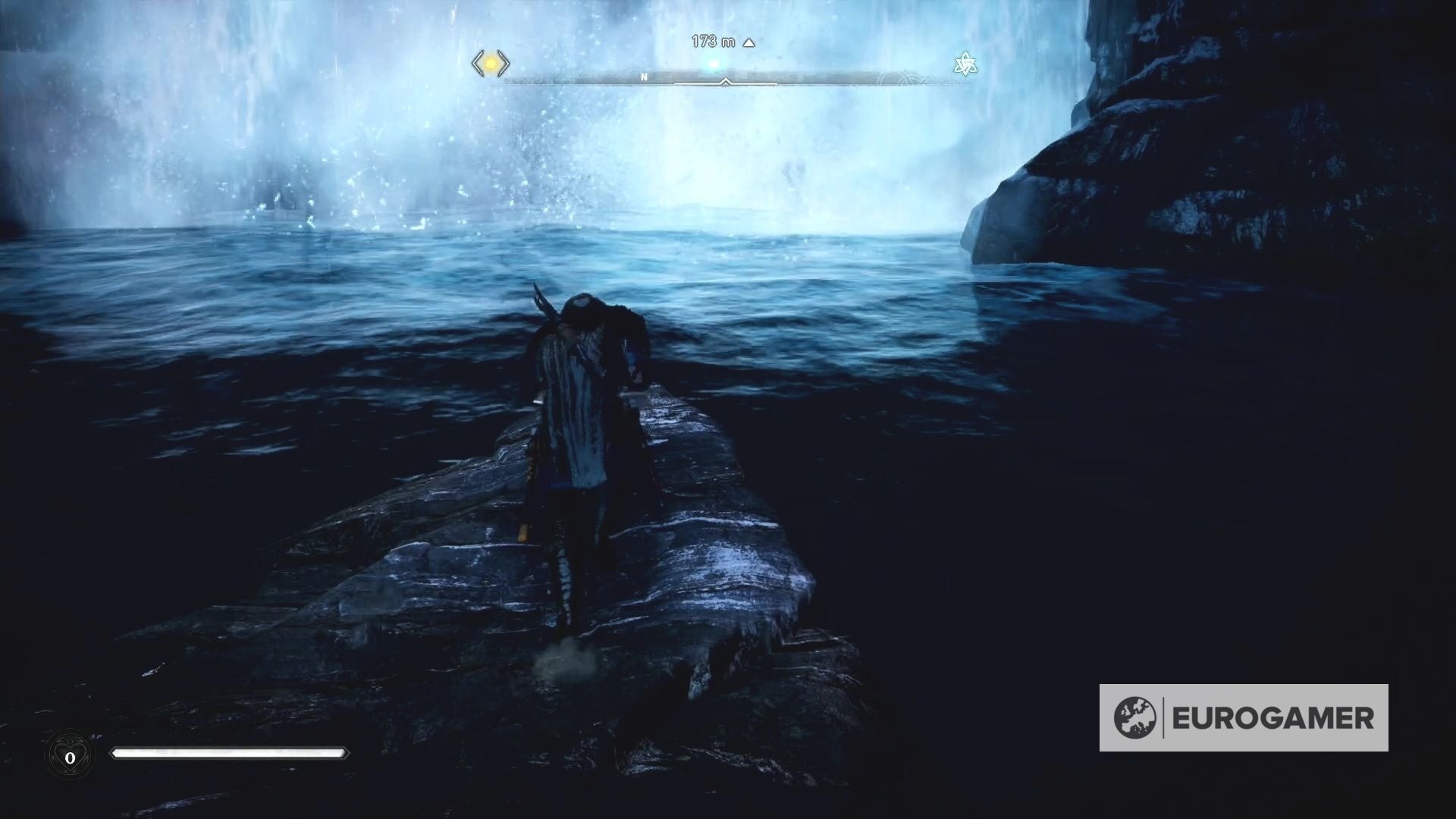 Eivor đứng trên tảng đá giữa hồ nước lạnh giá trong Assassin's Creed Valhalla để tìm lược của Bil.