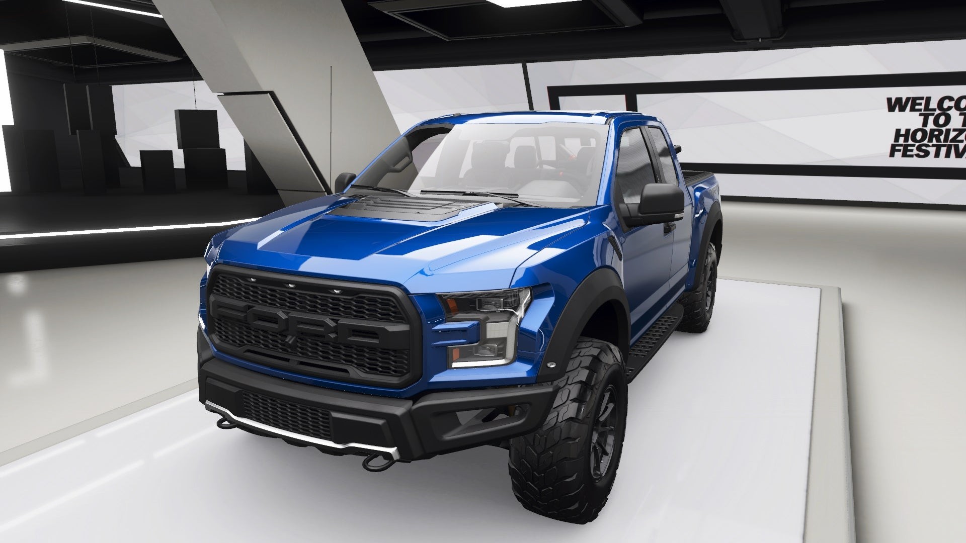 Ford F-150 Raptor 2017 màu xanh dương đang bay qua địa hình gồ ghề trong Forza Horizon 4