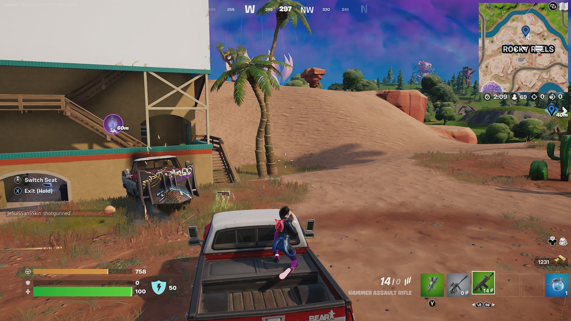 Game thủ Fortnite đứng trên thùng xe tải để có góc bắn tốt hơn.