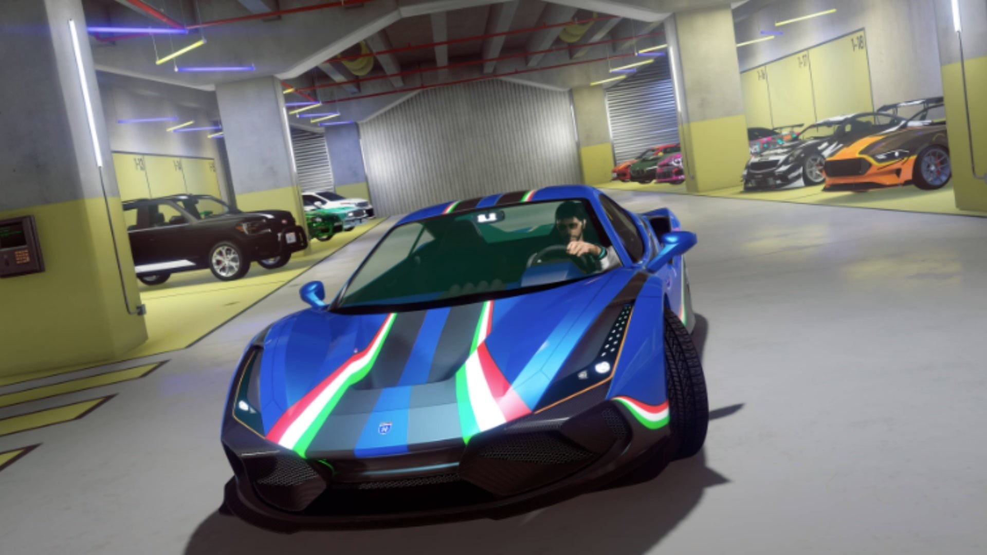 Garage Vinewood Club với nhiều xe bên trong và một chiếc xe thể thao màu xanh lá cây đang rời đi