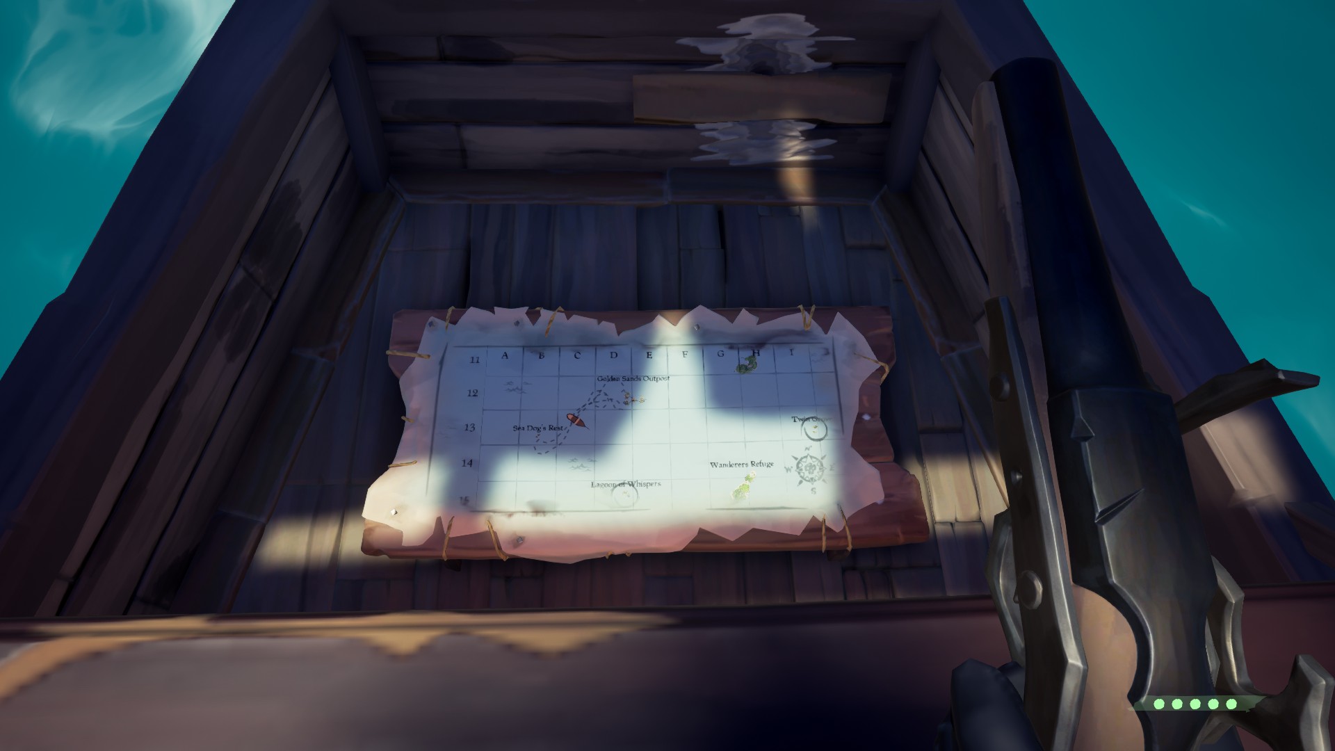 Góc nhìn từ sau bánh lái tàu Sloop trong Sea of Thieves, thấy rõ la bàn và khe hở nhìn xuống bản đồ tiện lợi.