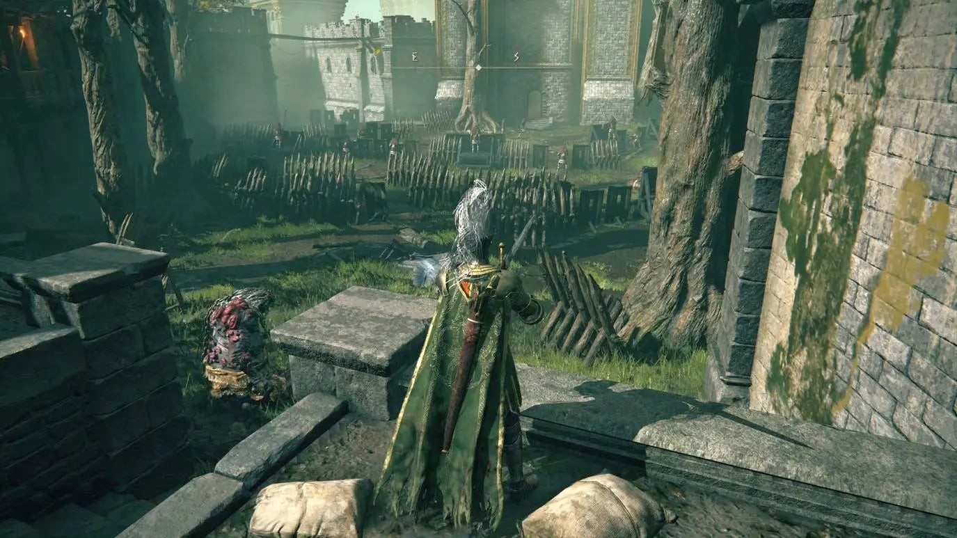 Hiệp sĩ đứng trên gờ tường bên trong sân cỏ ở Lâu đài Stormveil, Elden Ring