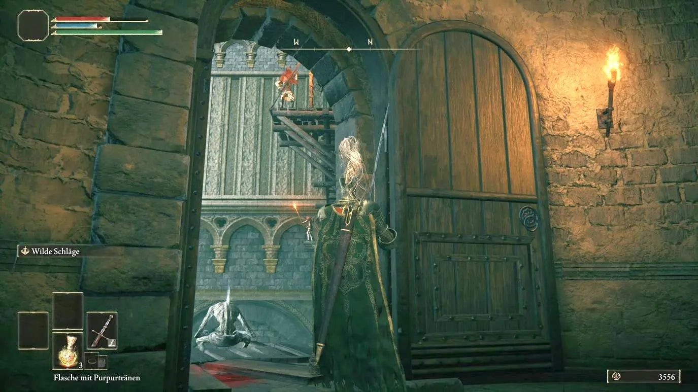 Hiệp sĩ đứng trước một cánh cửa lớn dẫn vào bên trong Lâu đài Stormveil, Elden Ring