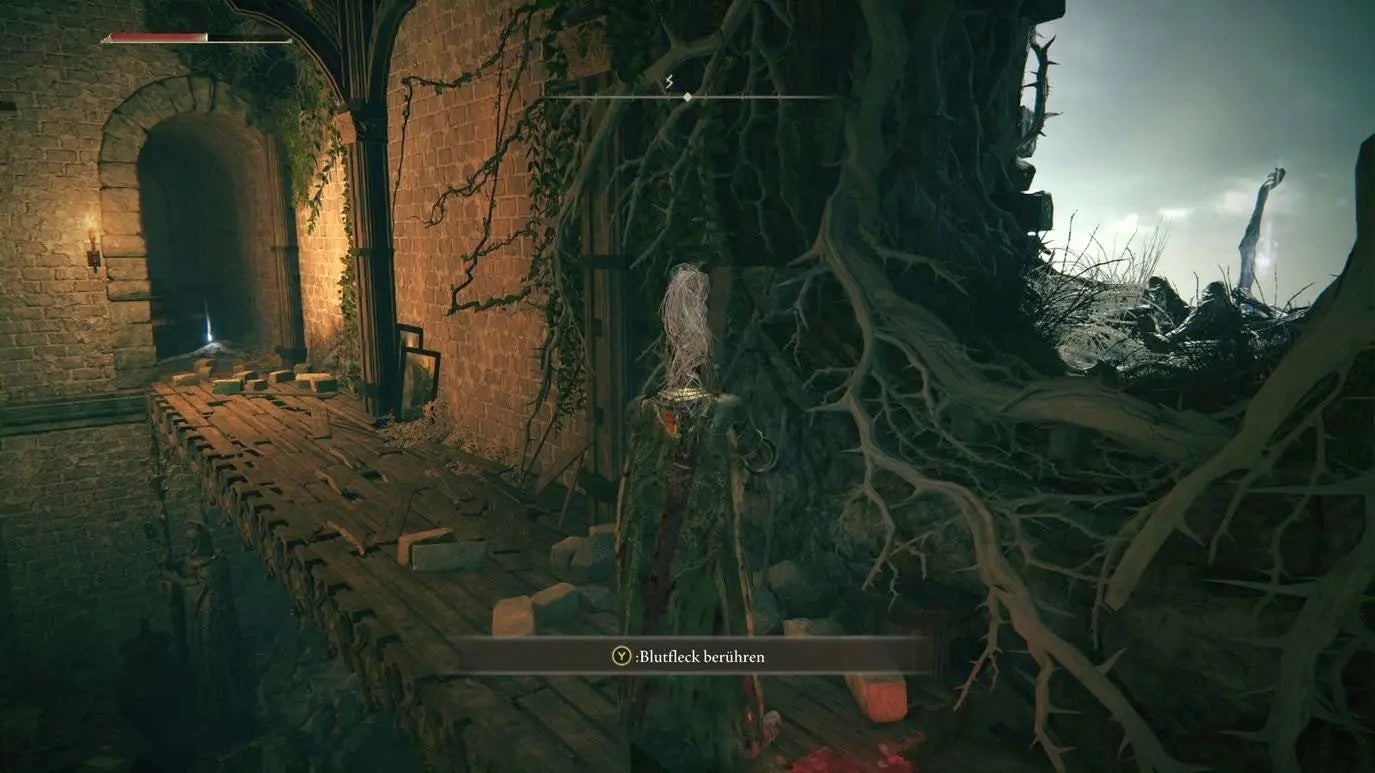 Hiệp sĩ đứng trước một lỗ hổng trên tường của Lâu đài Stormveil, Elden Ring