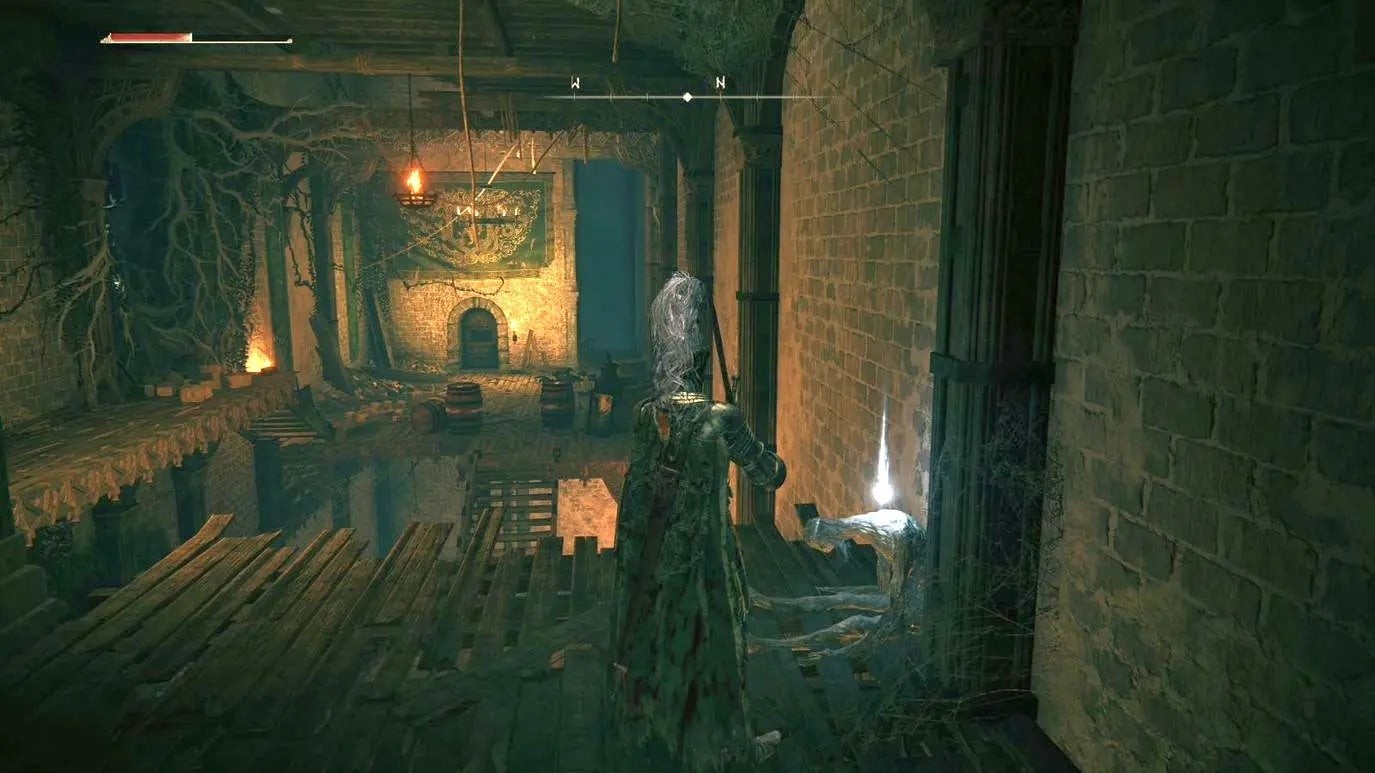 Hiệp sĩ đứng trước một xác chết ngã gục bên trong Lâu đài Stormveil, Elden Ring