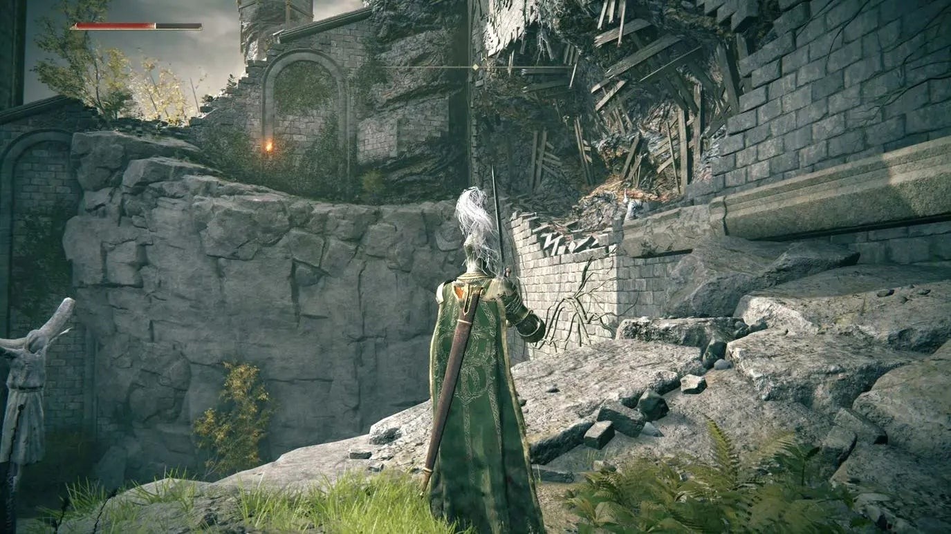 Hiệp sĩ nhìn ra lối đi phụ bên ngoài Lâu đài Stormveil trong Elden Ring
