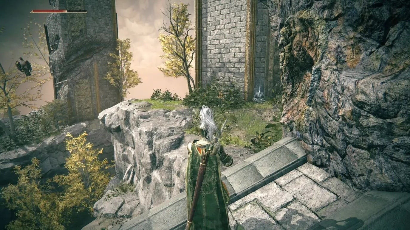 Hiệp sĩ nhìn về phía trước qua cảnh quan lâu đài đá, ngoài trời ở rìa Lâu đài Stormveil, Elden Ring