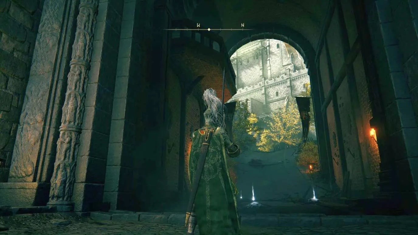 Hiệp sĩ tiến đến cổng chính đồ sộ bên trong Lâu đài Stormveil, Elden Ring