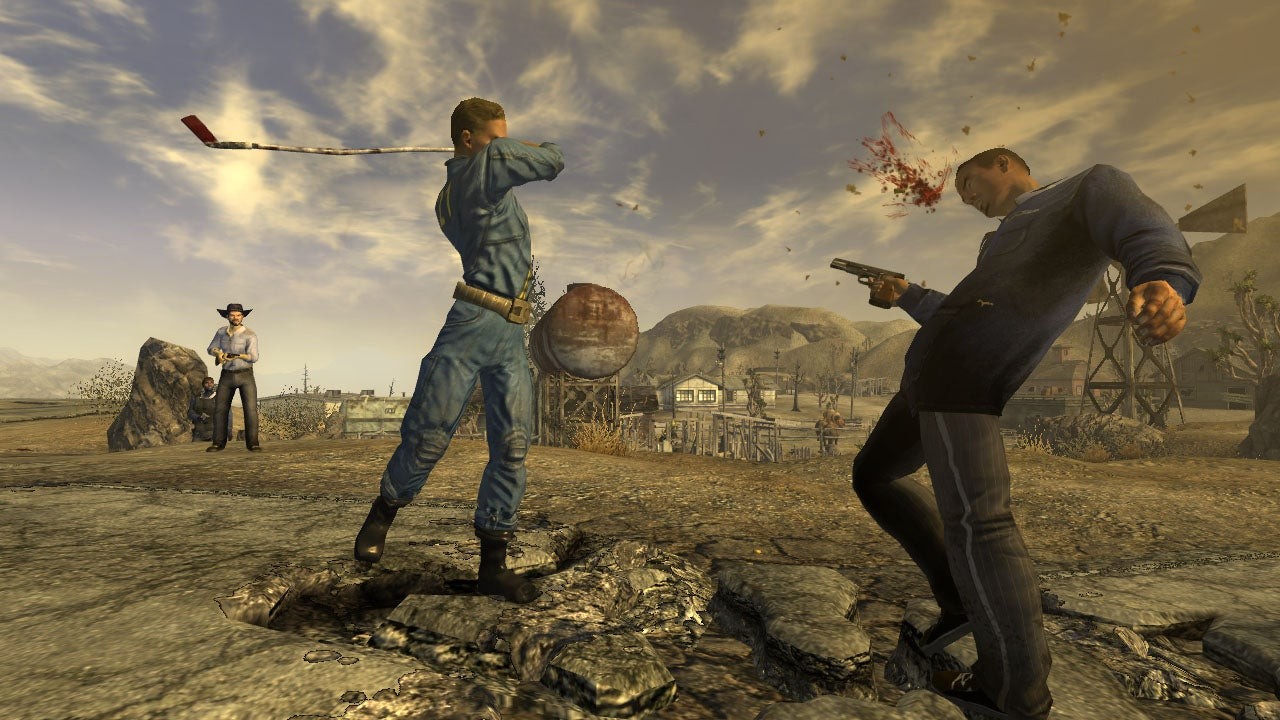 Hình ảnh Fallout: New Vegas, hiển thị Courier giết kẻ thù bằng một cây gậy vàng.