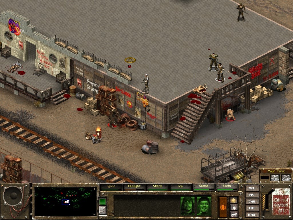 Hình ảnh Fallout Tactics, hiển thị một cuộc tấn công đẫm máu vào một băng cướp từ góc nhìn isometric.