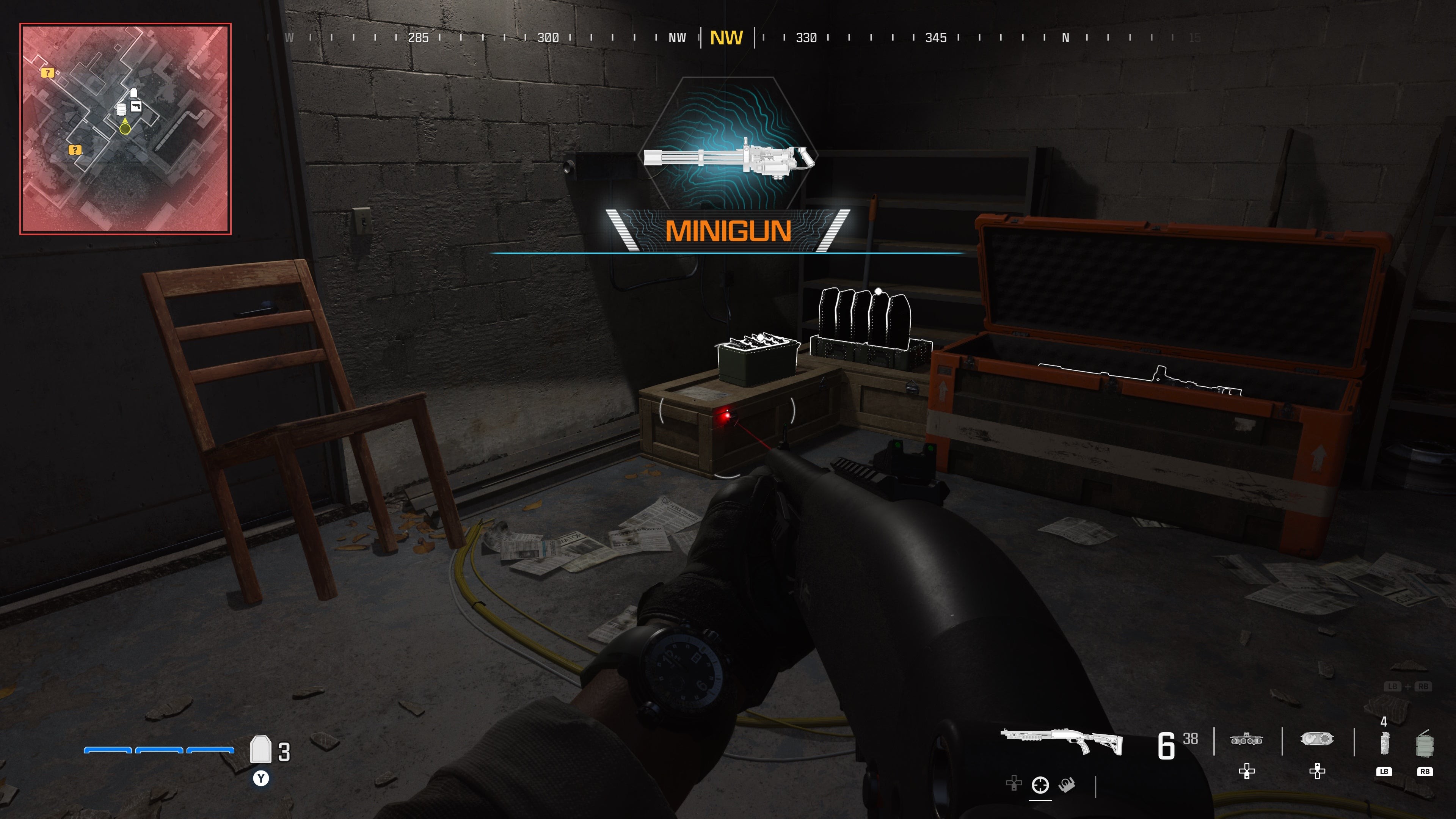 Hòm tiếp tế chứa khẩu Minigun ở cuối cầu thang tầng 1 màn Highrise