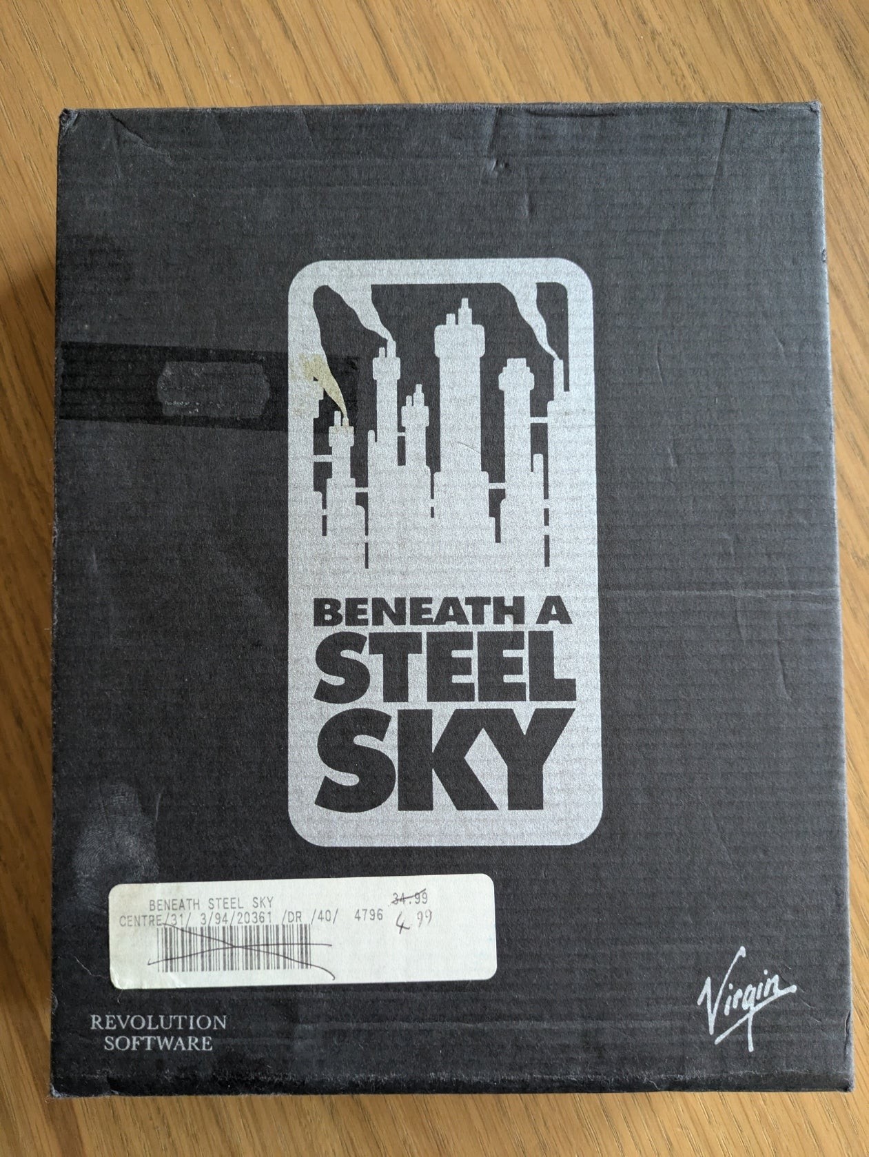 Hộp đựng gốc màu đen của Beneath a Steel Sky.