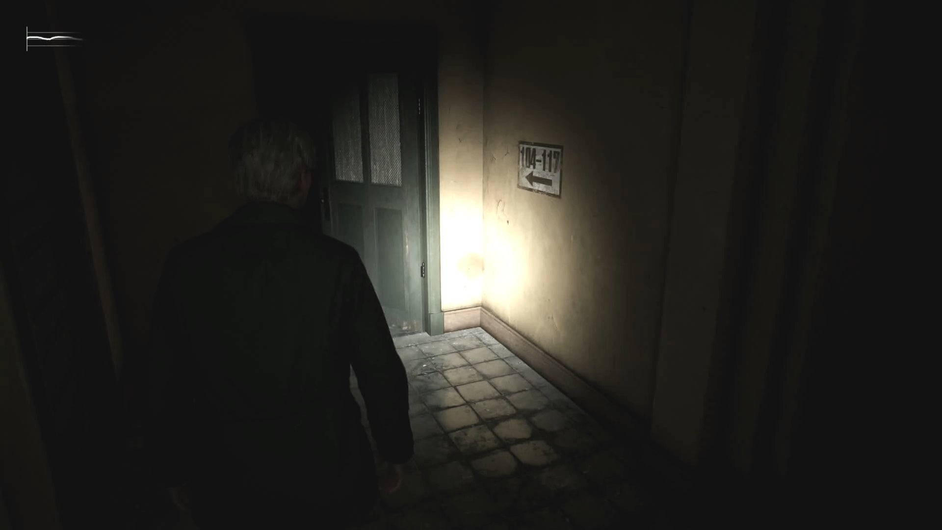 James nhìn biển chỉ dẫn các phòng 104 - 117 tại tầng 1 khu Wood Side Apartments trong Silent Hill 2