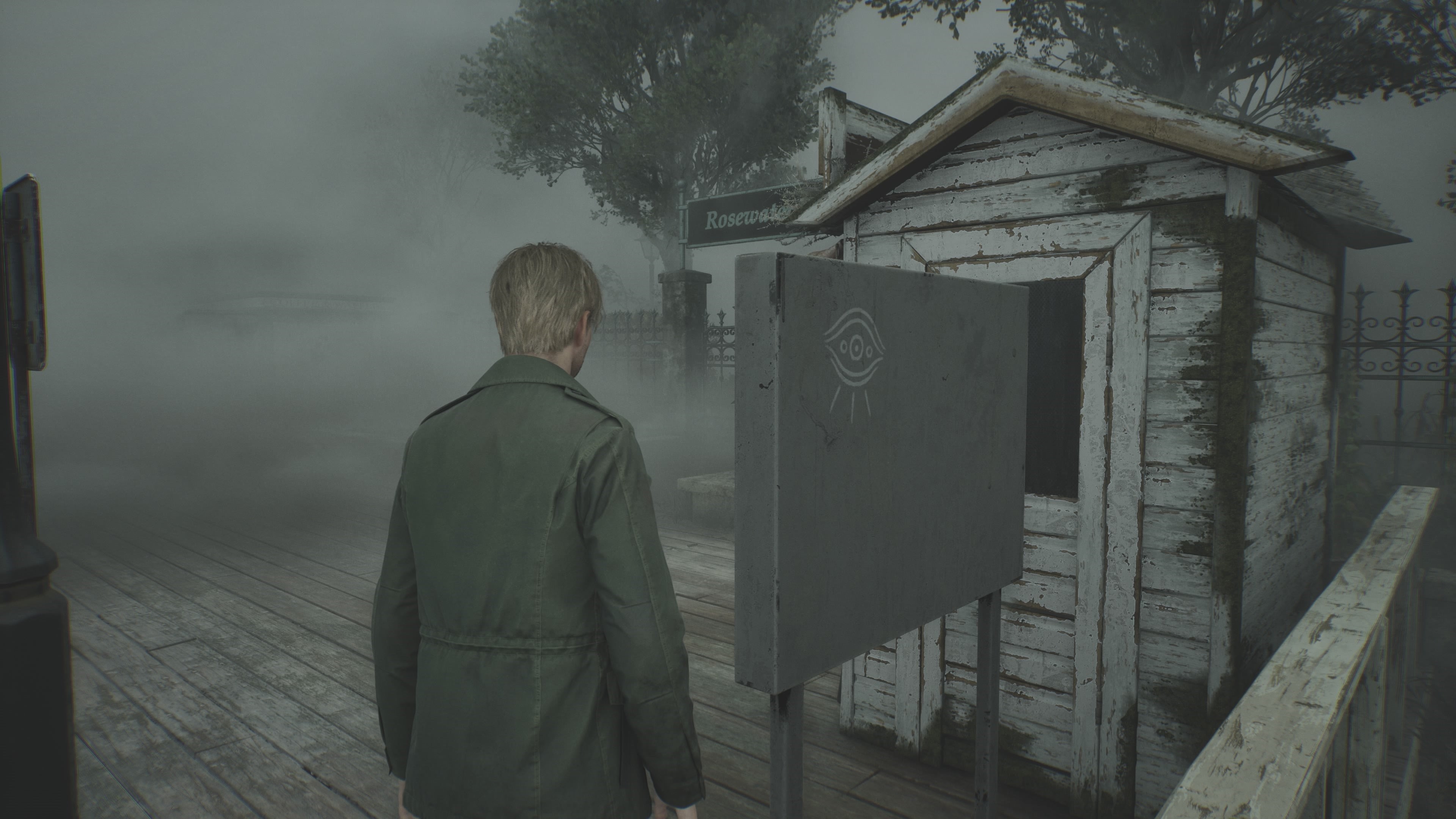 James nhìn biểu tượng UFO trên biển báo tại công viên Rosewater trong Silent Hill 2