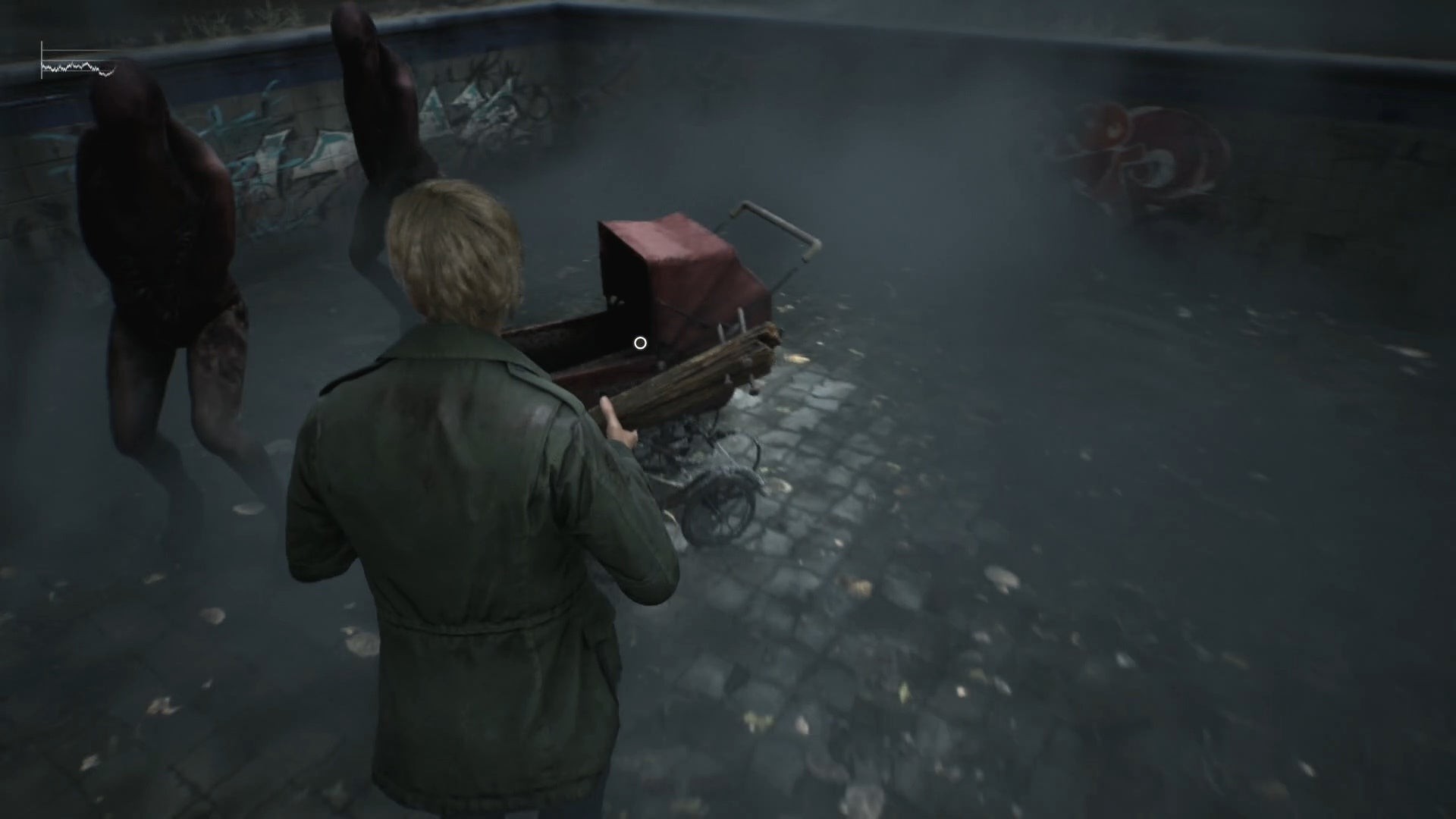 James nhìn chiếc xe đẩy trẻ em màu đỏ trong bể bơi cạn với kẻ thù xung quanh trong Silent Hill 2