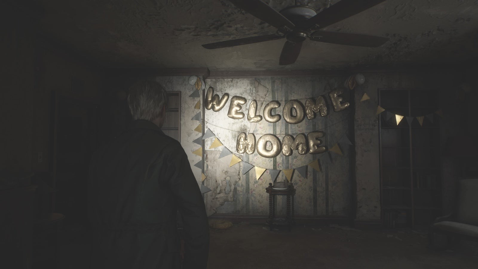 James nhìn những quả bóng bay vàng ghi chữ Welcome Home trên tường căn hộ 207 Silent Hill 2