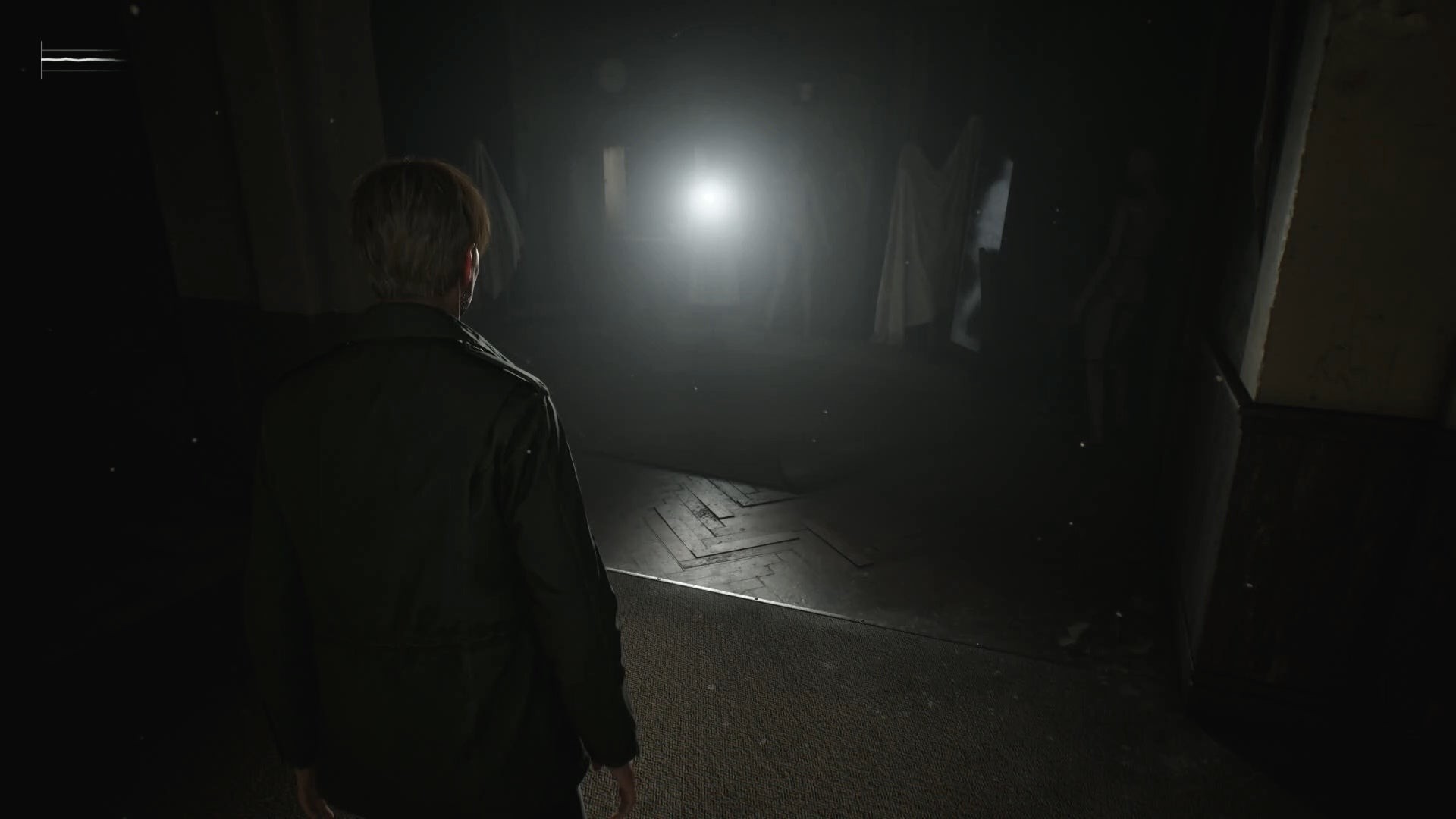 James tìm thấy Đèn pin gắn trên ma-nơ-canh trong phòng 202 Wood Side Apartments Silent Hill 2