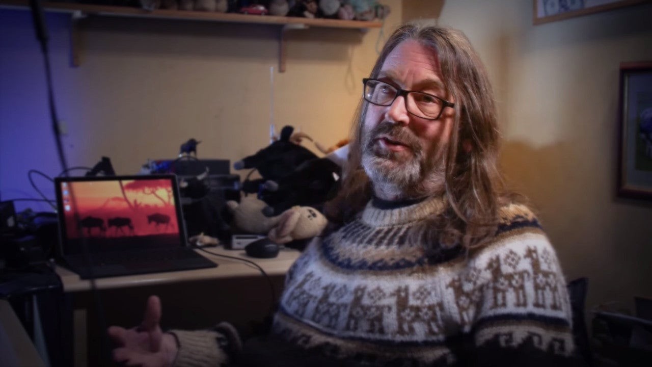 Jeff Minter mặc áo len và nói chuyện với máy quay trong Llamasoft: The Jeff Minter Story.