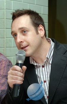 Keith Pullin đang nói chuyện qua mic