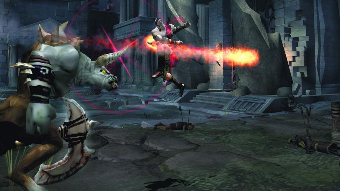 Kratos dùng Blades of Chaos tấn công kẻ địch trong game God of War gốc trên PS2