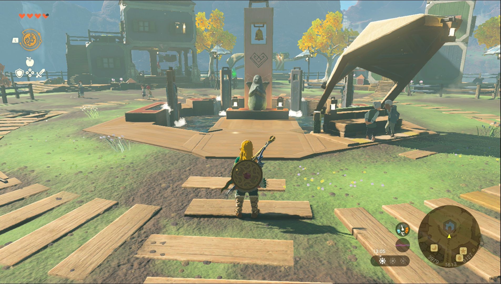 Link đứng gần Tượng Nữ Thần Tarrey Town trong khu vực núi Ulri trong Zelda: Tears of the Kingdom.