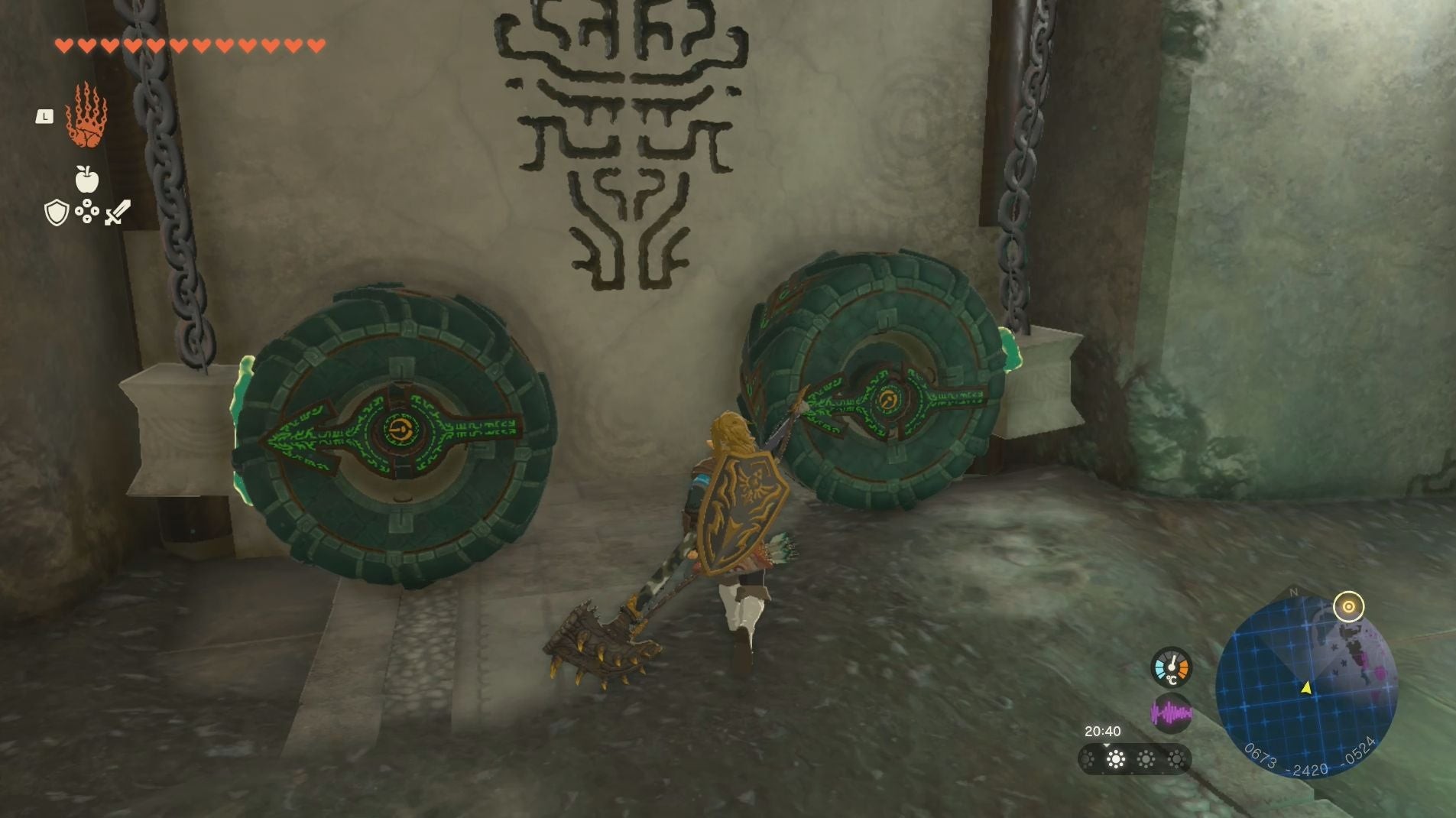 Link gắn bánh xe vào cửa để giải quyết câu đố trong Kho Tàng Tay Trái của The Legend of Zelda: Tears of the Kingdom