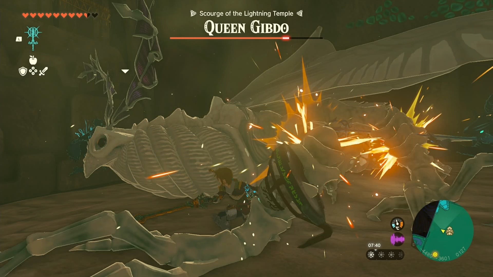 Link tấn công boss Queen Gibdo đã gục ngã bằng vũ khí cận chiến.