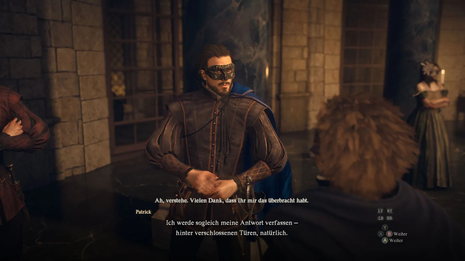 Lord Patrick tại vũ hội hóa trang trong Dragon's Dogma 2, mặc áo choàng xanh và mặt nạ không bờm, chờ nhận thư.