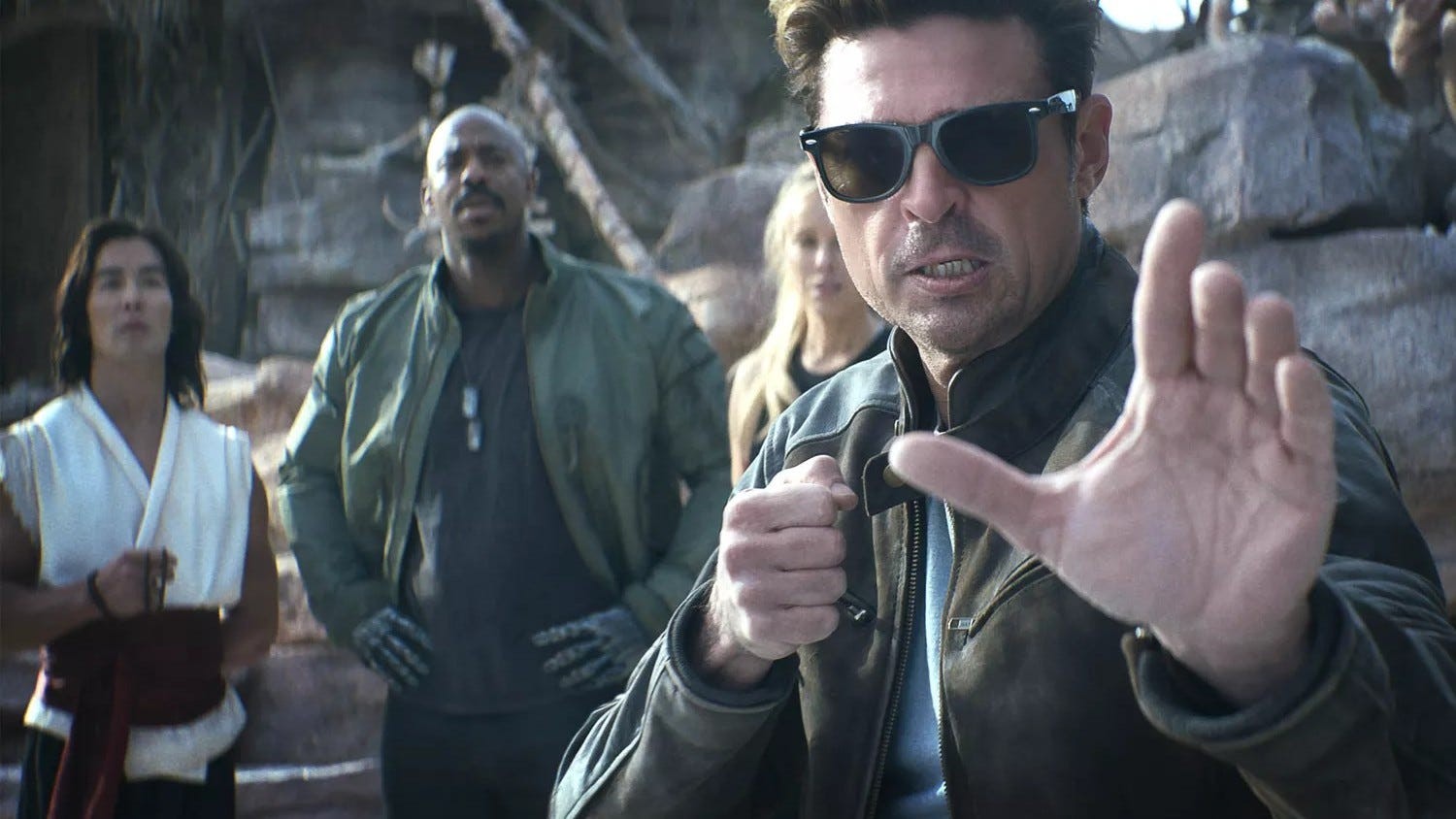 Ludi Lin, Mehcad Brooks, Jessica McNamee và Karl Urban trong Mortal Kombat 2